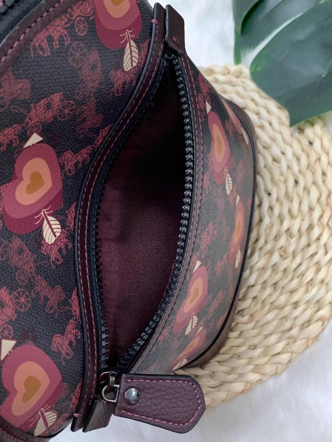 COACH BACKPACK WITH HORSE AND CARRIAGE PRINT AND HEARTS กระเป๋าสะพายหลัง วัสดุ pvc+หนังแท้ ตัวกระเป๋าลายแบรนด์ทั้งใบ ด้านหน้ามีรูปหัวใจโดดเด่นค่ะ พร้อมช่องซิปสำหรับใส่มือถือหรือของจุกจิก เปิดปิดกระเป๋าแบบซิปคู่ ภายในโล่ง ใส่ของจำเป็นได้ครบเลยนะคะ พร้อมช่อ
