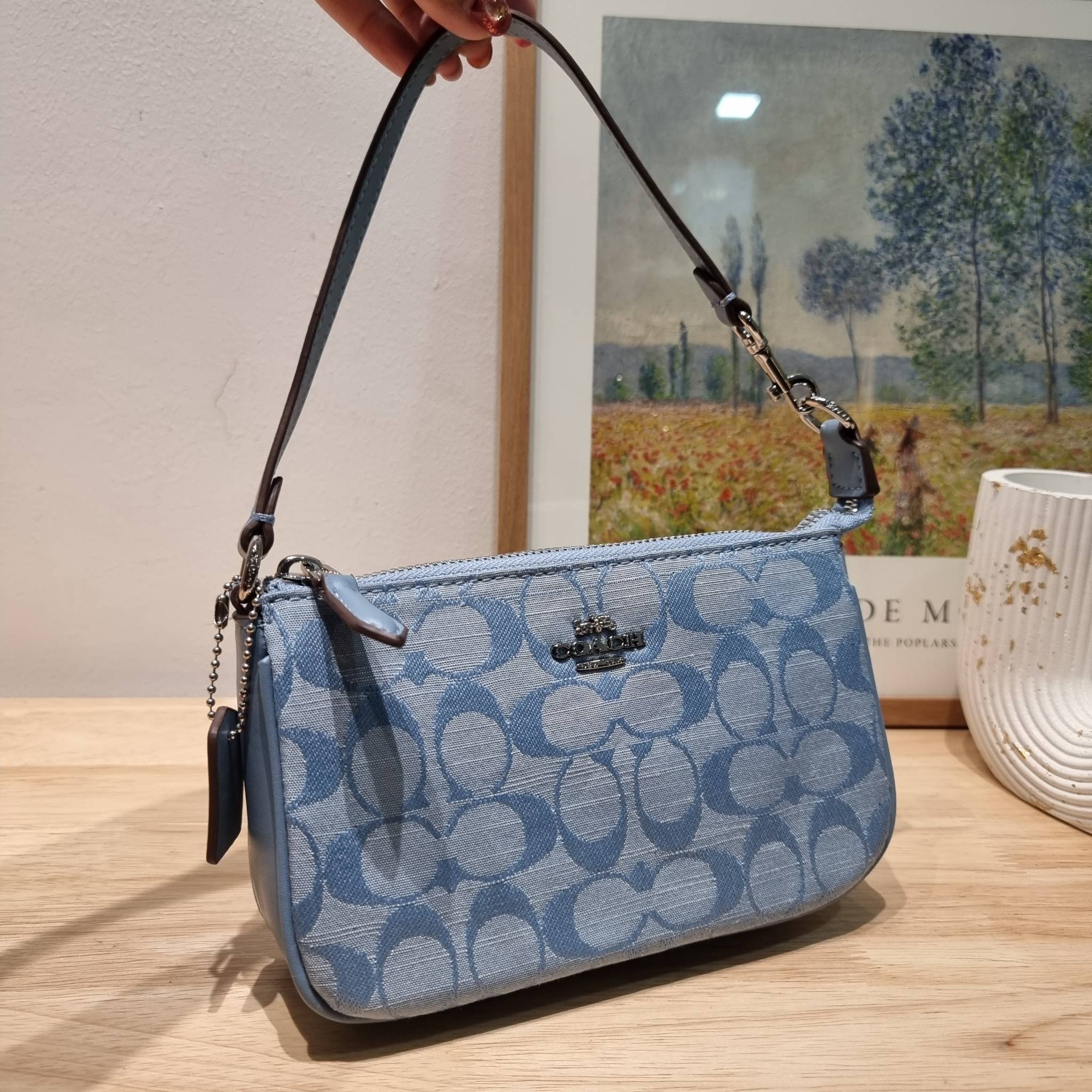 COACH Nolita 15 In Signature Chambray CI027 พร้อมส่ง คอลเลคชั่นใหม่ น่ารักน่าใช้ ในสไตล์คลาสสิค กระเป๋าทรงพอชขนาดมินิ สาวๆเห็นใบจริง ยังไงก็ต้องหลงรักไอเท็มนี้แน่นอนจ้า