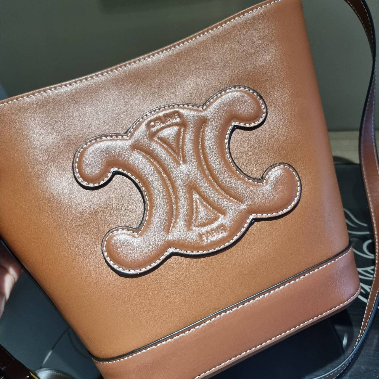 VIP 】CELINE BUCKET BAG CUIR TRIOMPHE คอลเลคชั่นใหม่ ฮิตข้ามปี กับกระเป๋าสะพายทรงถัง ใช้งานง่ายที่สุด สายสะพายในตัว ปรับใช้ได้เลย วัสดุหนังวัว เรียบหรู ผู้ดีไปอีก โดดเด่นด้วยโลโก้เอกลักษณ์ มีกระดุมปิดที่ปากกระเป๋า ภายในโล่งกว้าง ใส่ของแบบจุๆไปเลย เป็นรุ่นท