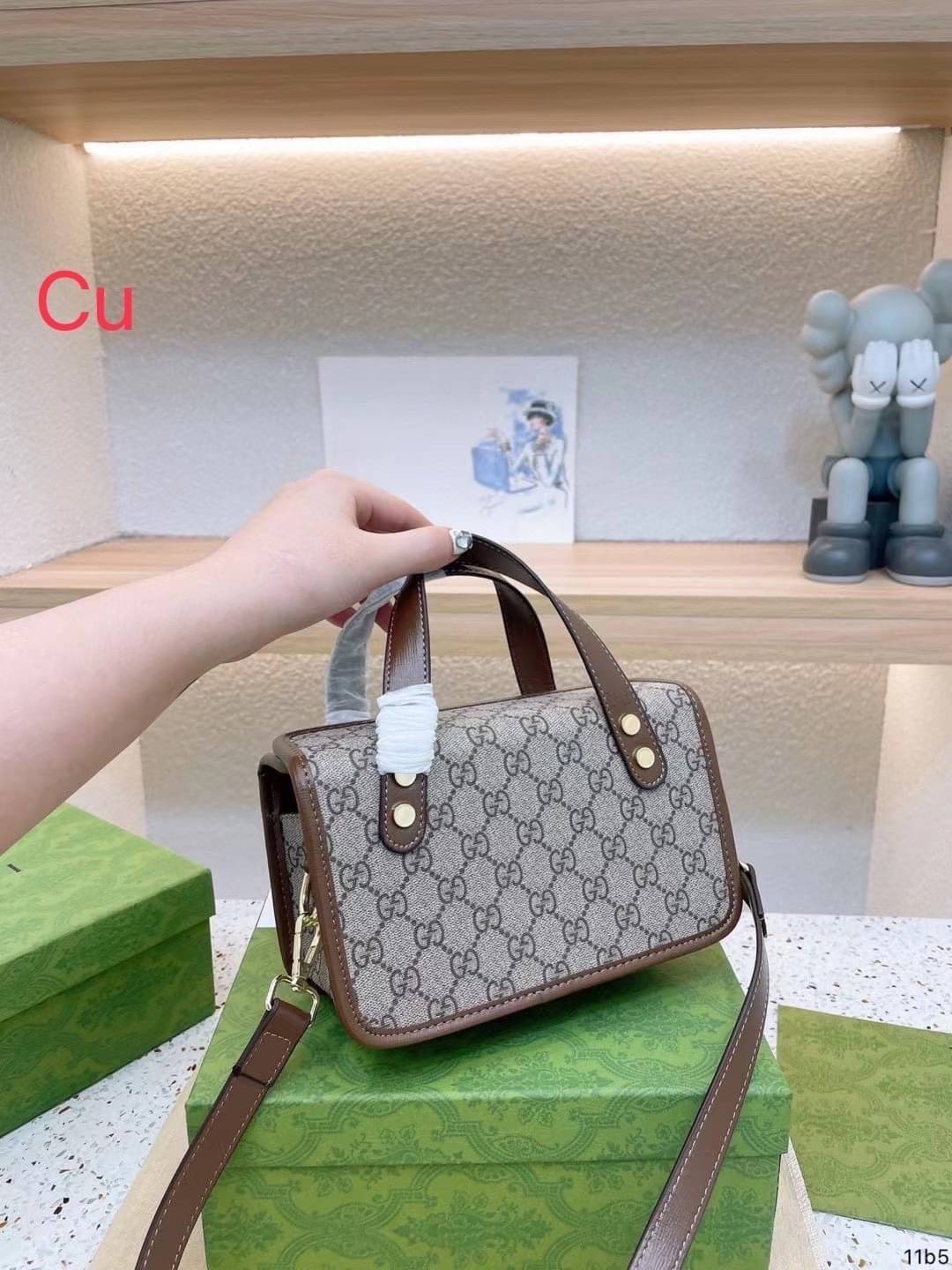 Gucci Horsebit 1955 mini top handle bag กระเป๋าทรงกล่องคอลเลคชั่นใหม่ล่าสุด ดาราเซเลปใช้กันเพียบ ดีไซน์สวย เชื่อได้เลยใบนี้สาวๆต้องหลงรัก จนวางไม่ลงเลยน้า ภาพถ่ายจากงานขายจริง ใช้งานต่างประเทศได้