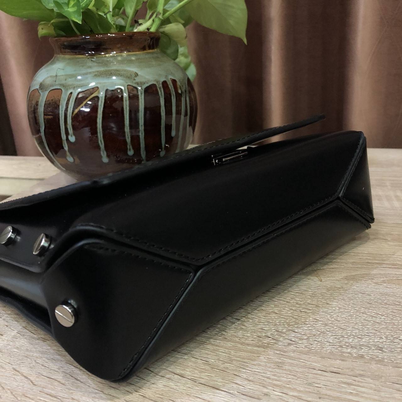 Charles&keith push-lock chain shoulder bag กระเป๋าถือหรือสะพาย ขนาดกำลังดี เนื้อเรียบ อยู่ทรงสวย ประดับด้วยหมุดด้านข้าง เปิดปิดแบบดันล็อค ภายในมีช่องใส่บัตร โล่งกว้าง จุของได้เยอะ มาพร้อมสายสะพายยาวสามารถถอดออกได้ปรับระดับได้ จะถือหรือสะพายก็สวยเก๋ ไปได้ท