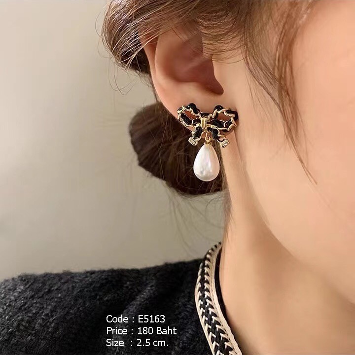 ต่างหูโบว์สีดำทอง ห้อยมุกหยดน้ำ