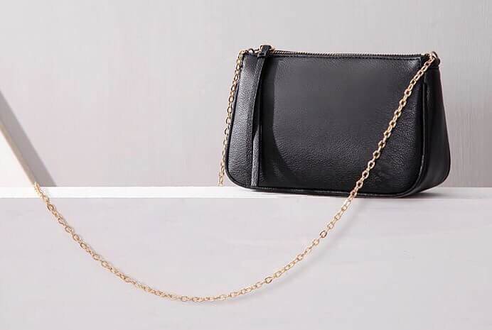 สินค้ามาใหม่ค่า😊 ทรงสุดฮิตจากแบรนด์ h&m กระเป๋า ทรงshoulder & clutch bag ตัวกระเป๋าลายหนังดี๊ดีค่า นิ่มมาก สามารถเก็บสายถือเป็นคลัชได้เลยน้า หรือสะพายพาดลำตัวก้อน่ารักค่าใบนี้ เรียบๆ เข้ากับชุดง่าย #จุดเด่นที่ น้ำหนักเบา สามารถ สะพายไหล่ข้างลำตัว