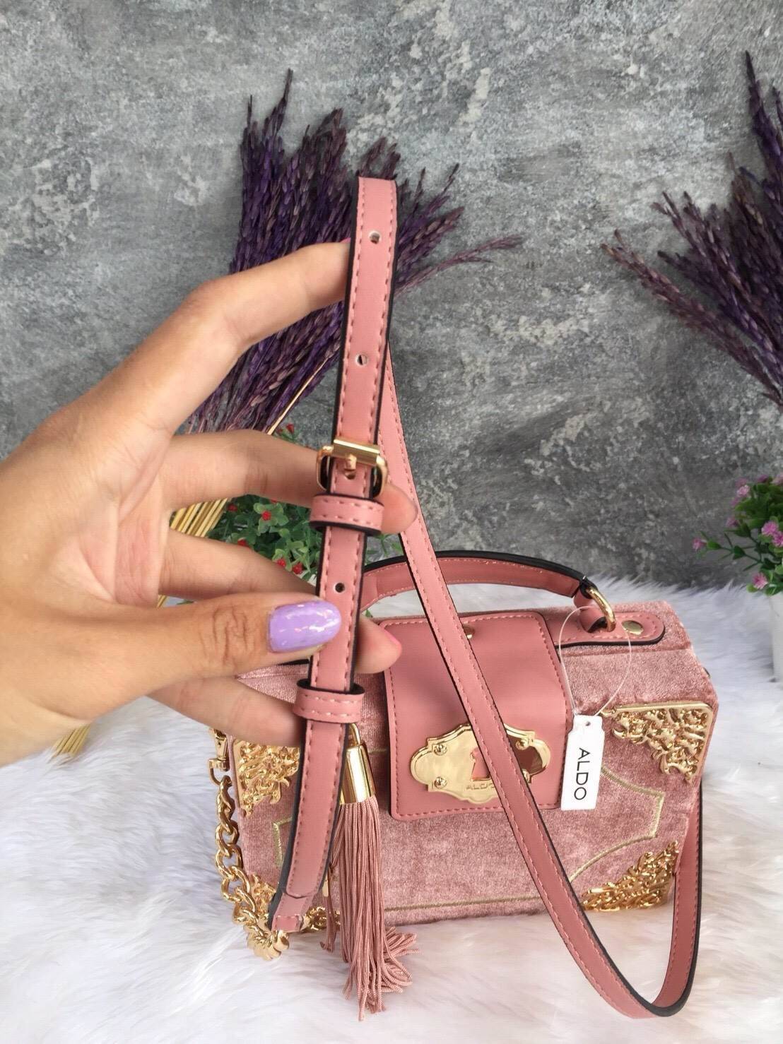 ALDO HARORTLAND BAG กระเป๋าทรง Box วัสดุผ้ากำมะหยี่แจ่งลาบฉลุสีทองสวยมากกกกกสุดๆ เปิดปิดด้วยกระดุมแม่เหล็ก เป็นลักษณะกล่อง เก๋ๆค่ะ ด้านในเป็นช่องโล่ง ใส่มือถือ กปต. เครื่องสำอางค์ จุได้เยอะค่ะ มาพร้อมสายยาว ปรับได้ 5 ระดับ และ พวงกุญแจพู่ ถอดได้ค่ะ แนะนำค