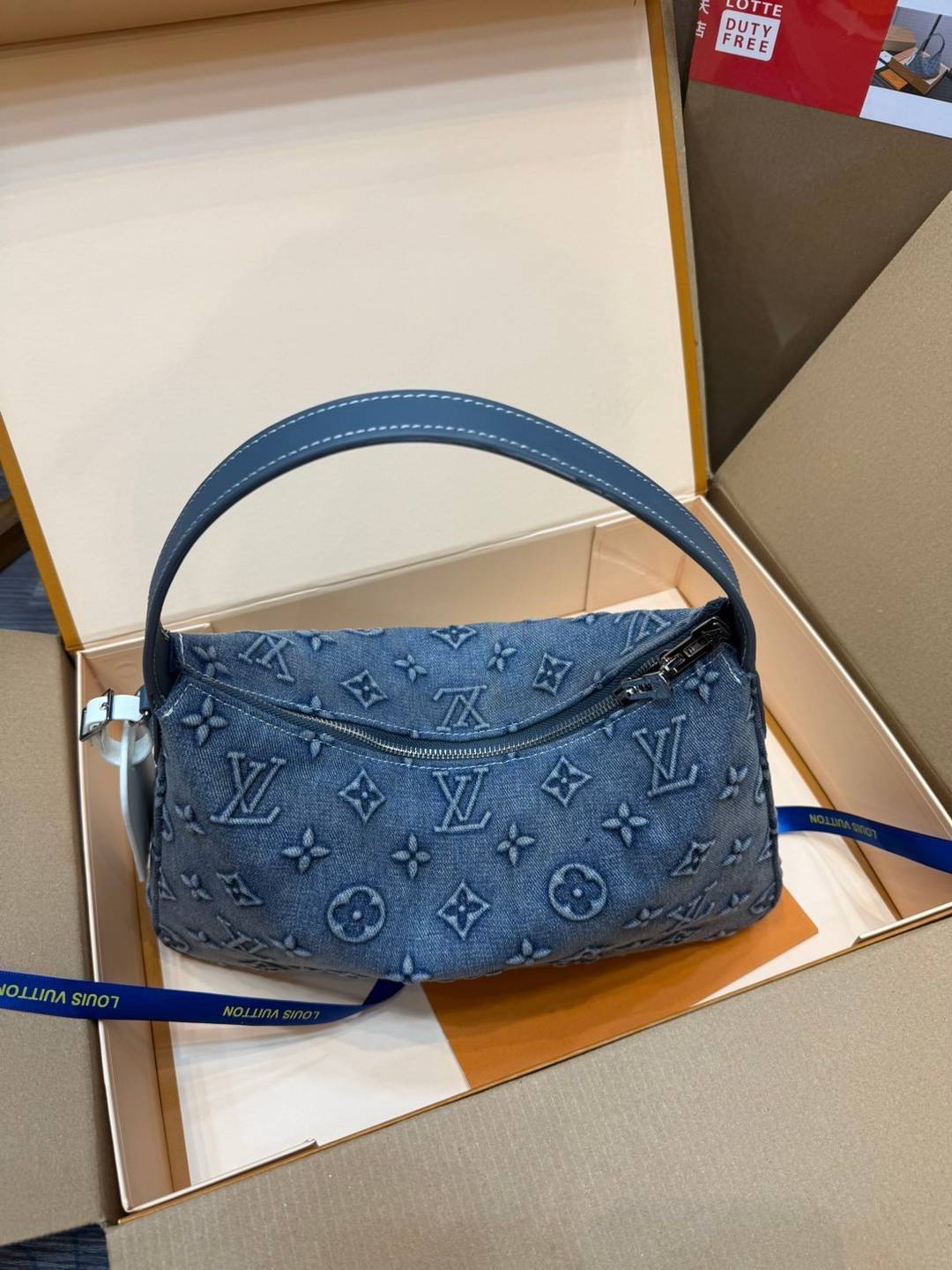 LV Slouchy PM Monogram Denim Bag กระเป๋าทรงโฮโบ ใหม่ล่าสุด ที่ใครๆก็ต้องมี ด้วยรูปทรงคลาสสิคและใช้งานง่าย ในดีไซน์สุดชิคเดนิมปั้มนูนคมชัดสวยดูลัคชู