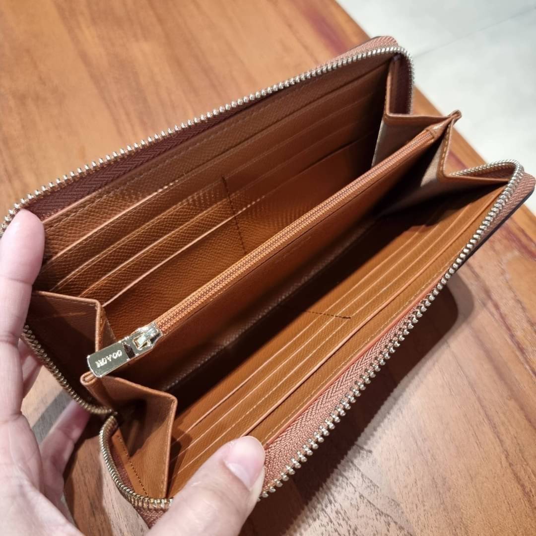 COACH ACCORDION ZIP WALLET IN SIGNATURE CANVAS WITH DAISY BUNDLE / MEADOW PRAIRIE / SPACED WILDFLOWER / DAISY BUNDLE PRINT C0033/F31778/69832 กระเป๋าสตางค์ใบยาว ลวดลายน่ารักน่าใช้มากๆ พื้นเป็นลายซีเอกลักษณ์ วัสดุหนังแคนวาสเคลือบลาย เปิด-ปิดด้วยซิปรอบ ใส่ม