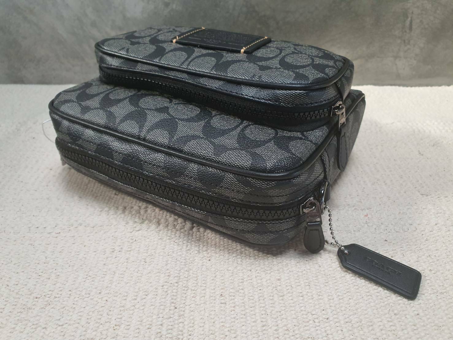 COACH Academy Sport Crossbody Bag กระเป๋าสะพาย crossbody สำหรับคุณผู้ชาย วัสดุหนัง ขนาดกำลังดี แบ่งช่องใช้งานเป็นสัดส่วน ทั้งภายนอก และภายใน ใส่ wallet ยาว mini iPad และของใช้ได้จุ กเานหลังมีอีก 1 ช่อง พร้อมสายสะพายยาว style sport ปรับได้ค่ะ