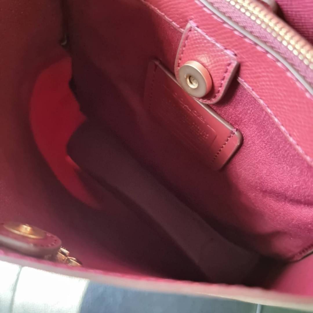 COACH 2312 SMALL TOWN BUCKET BAG IN SIGNATURE CANVAS รุ่นยอดนิยมใบเล็กมาครบสีแล้วจ้า กระเป๋าทรงบัคเก็ต สีผู้ดี๊ผู้ดี ตัวกระเป๋าดีไซน์คลาสสิคลายซี ดูโดดเด่น วัสดุหนังแคนวาสเคลือบลาย สวยคมทุกมุมจริงๆ!! เปิด-ปิดด้วยกระดุมแม่เหล็กทั้ง 2 ฝั่ง ภายในเป็นช่องโล่ง