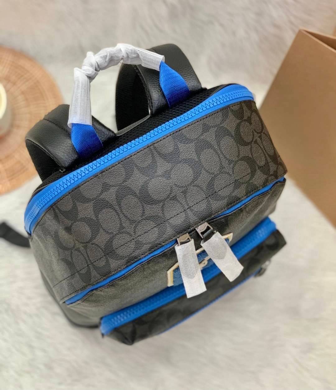 เป้รุ่นใหญ่ คู่ใจไปไหนไปกันค่าาา 🔺ใช้ได้ทั้งชาย//หญิง นะคะรุ่นนี้ Coach C5511 X Peanuts West Backpack In Signature Canvas With Varsity Patches 📌พร้อมส่ง! กระเป๋าสะพายหลังแบบมีหูหิ้ว หนังแท้อย่างดี หนังนิ่มมือดีมากค่ะ! 🌈จุดเด่นตรงด้