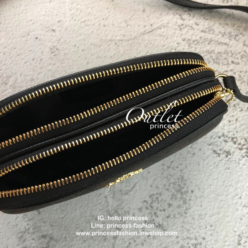 กระเป๋าสะพาย COACH เปิด - ปิดกระเป๋าด้วยซิป มีช่องใส่ของ 2 ช่องใหญ่ ด้านในมีช่องใส่ของ 1 ช่อง และช่องใส่บัตร 2 ช่อง มาพร้อมสายสะพายยาว สามารถปรับได้ 3 ระดับ (ถอดสายไม่ได้ค่ะ)