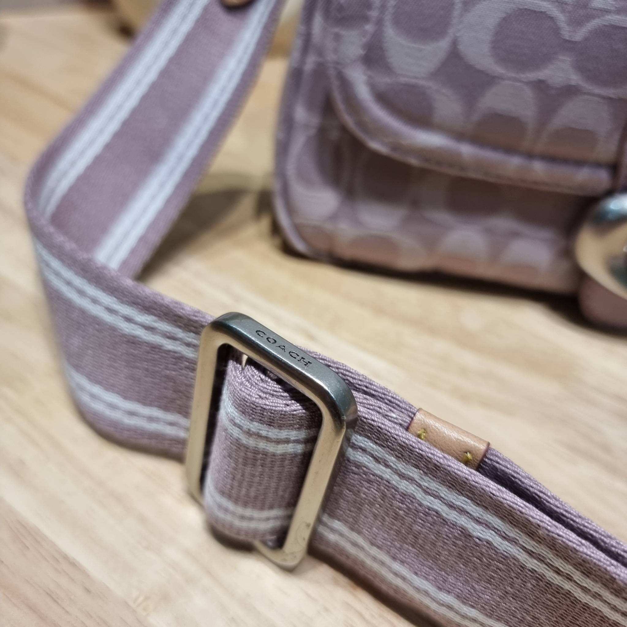 COACH CJ854 SOFT TABBY SHOULDER BAG IN SIGNATURE DENIM ฉุดไม่อยู่แล้วจริงๆกับไอเท็มนี้ ที่ร้อนแรงแบบปังๆไปเลย!! กระเป๋าสะพายไหล่/สะพายข้าง ดีไซน์วินเทจย้อนยุค สวยคมชัด คลาสสิคใช้ได้ทุกลุค