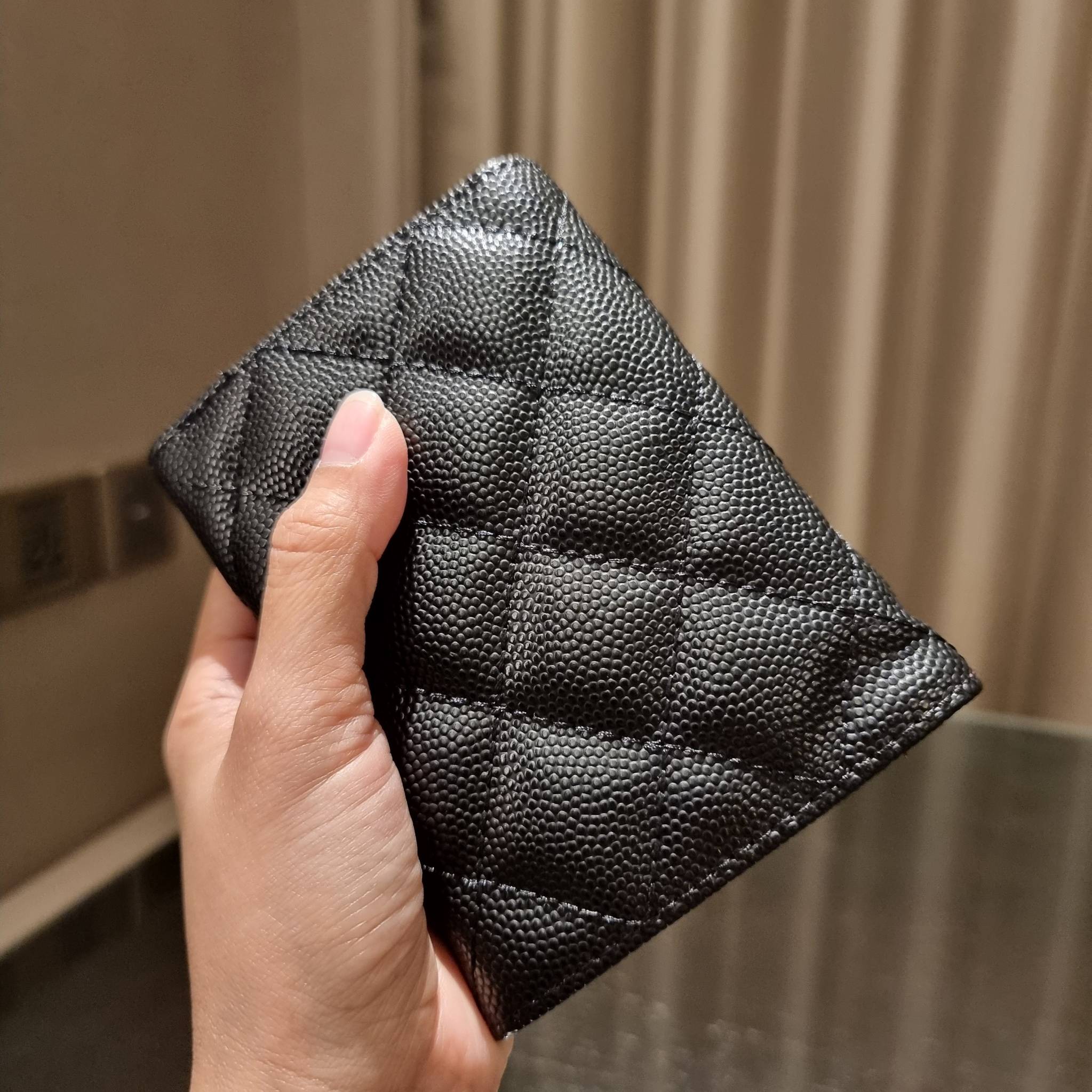 VIP 】มาแล้วจ้า!! รุ่นแนะนำ!! ฮิตติดใจสาวๆ!! กระเป๋าสตางค์ใบสั้นรุ่นฝาพับ จาก Chanel premium for gift เรียบหรู ดูไฮน์ วัสดุหนังสังเคราะห์ลายคาร์เวีย ด้านในเป็นหนังซาฟเฟียโน่ เปิด-ปิดด้วยกระดุมแม่เหล็ก ภายในกระเป๋ามีช่องใส่บัตร ใส่ธนบัตรได้ ดีไซน์เรียบหรูตา