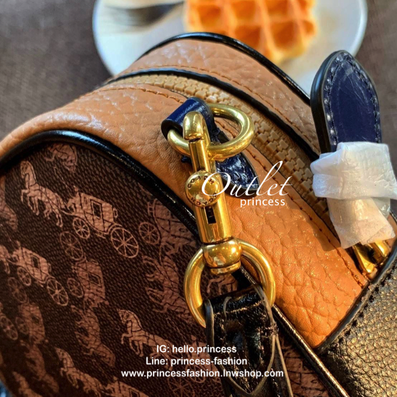 COACH KAT CAMERA BAG WITH HORSE AND CARRIAGE PRINT กระเป๋าสะพายข้าง crossbody, size mini กำลังน่ารัก วัสดุหนังแท้ + หนังกลับ สวยหรู classic ลงตัว ด้านหน้า ประดับ logo brand มีช่องเล็ก ช่องหลักเปิดปิดด้วยซิป ใส่ wallet สั้น มือถือ size ปกติ และของใช้จุกจิก