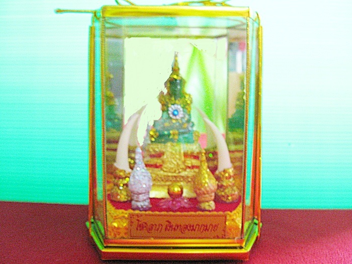 องค์พระแก้วมรกตพร้อมฐานบูชาค่ะ