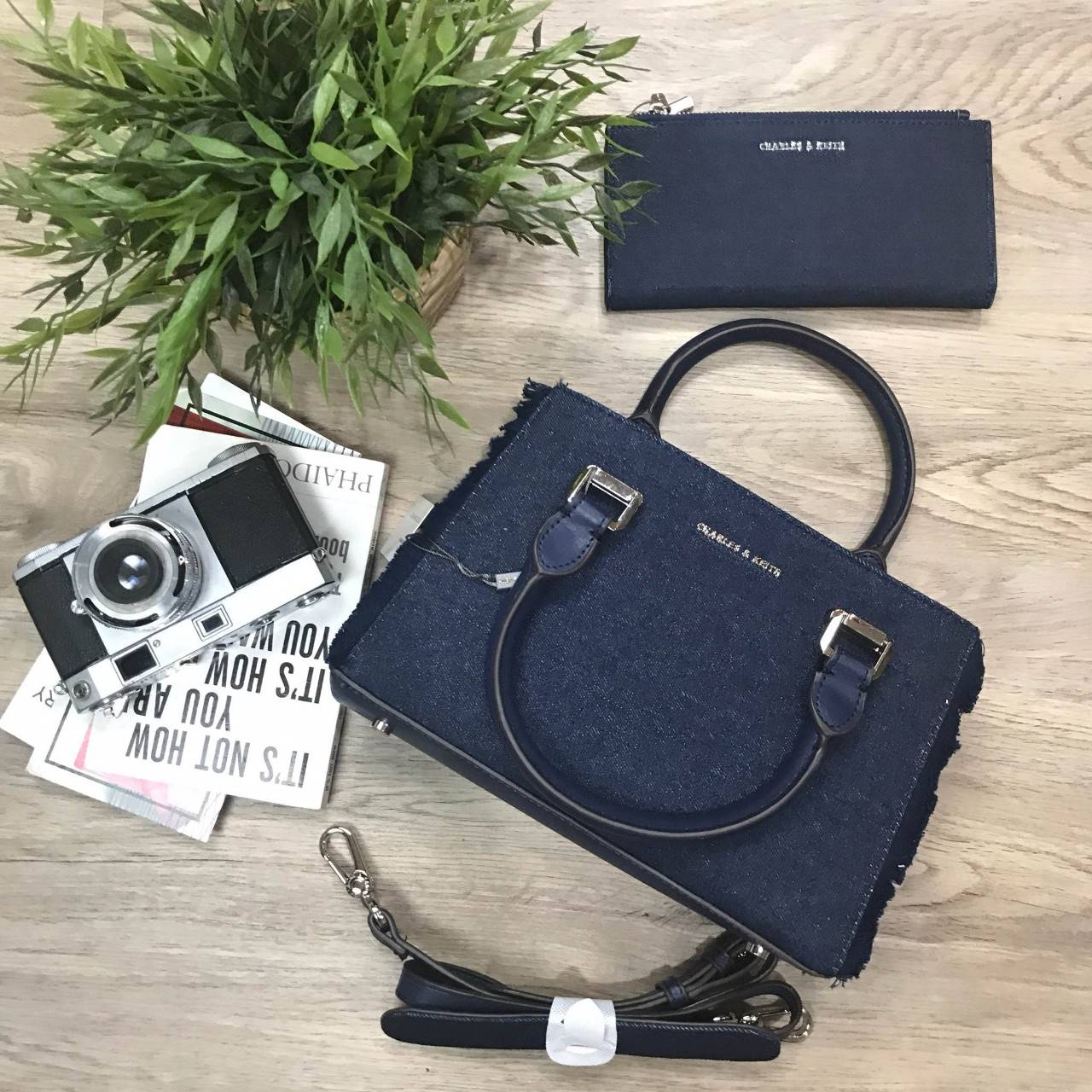 NEW! CHARLES & KEITH STRUCTURED TOP HAND BAG กระเป๋าถือหรือสะพายรุ่นใหม่ชนช็อปดีไซน์สวยอยู่ทรงขนาดกำลังดี ด้านหน้าประดับโลโก้แบรนด์ เปิดปิดด้วยแถบคาดกระดุมแม่เหล็กภายในมีช่องแบ่งแยกเป็นสัดส่วน พร้อมช่องซิปกลาง มีหมุดรองฐานกันรอยสี่มุม สายสะพายยาวถอดได้ปรั