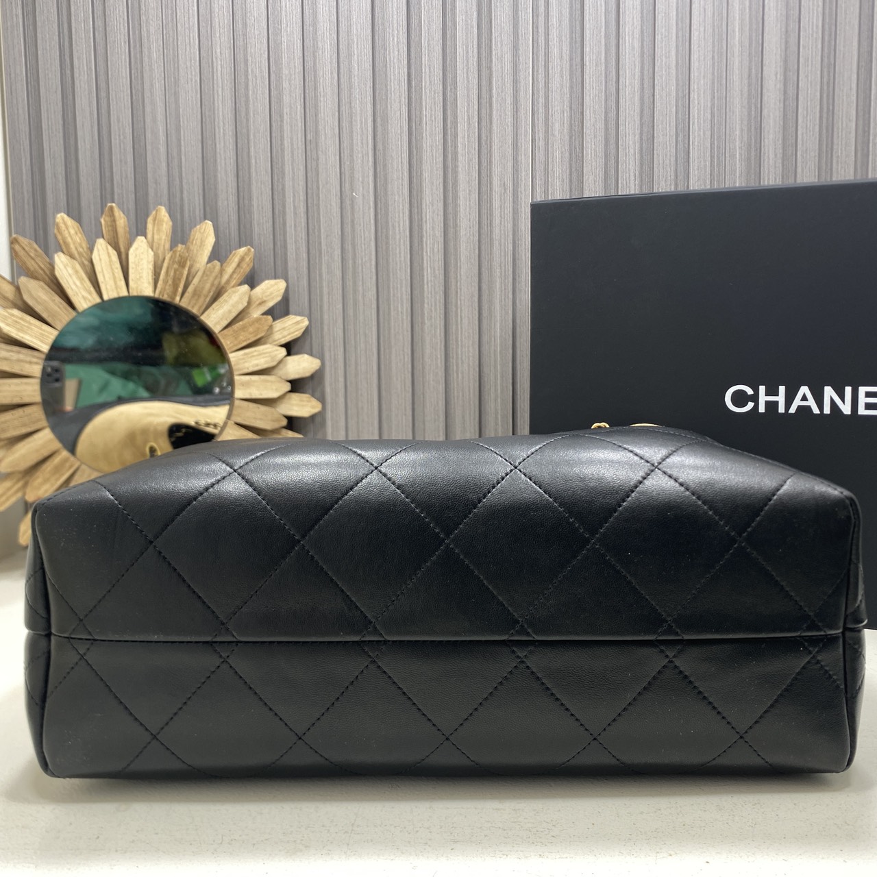 ORI หนังแท้ | CHANEL Shopping Bag 25A Suede Bag กระเป๋าสะพายทรงโท้ท ดีไซน์ใหม่หนังกำมะหยี่โทนน้ำตาล ใช้งานง่าย สวยหรูดูแพง ฐานหนังแท้สีดำตัดอย่างลงตัว