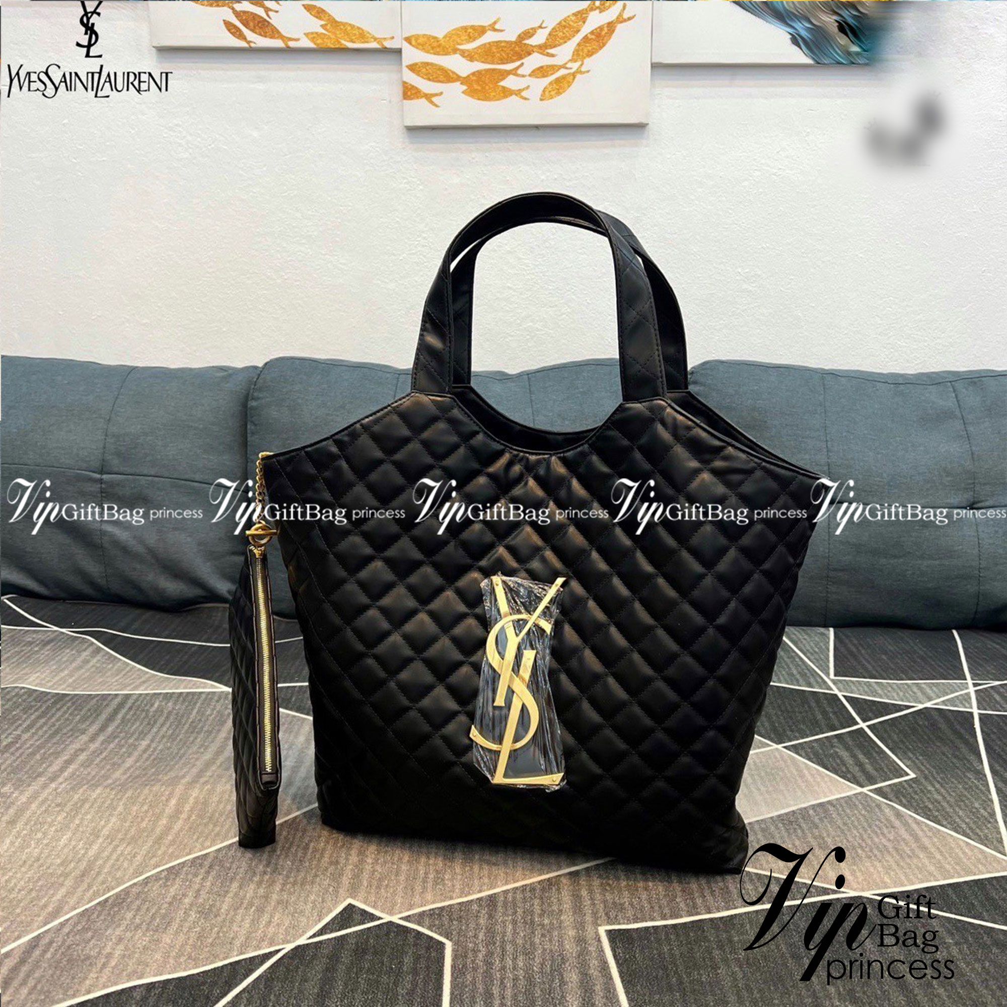 YSL icare maxi shopping bag in quilted lambskin / YSL tote bag กระเป๋าไซส์ใหญ่ พร้อมใบเล็ก หนังบุนิ่มเย็บลายตาข่าย (Quilted Bag) ดีไซน์คล้ายตะกร้าช็อปปิ้ง โฉบเฉี่ยวกว่าหลายระดับด้วยการประดับฮาร์ดแวร์ทองเหลืองในตัวอักษร YSL บนหนังสีดำสร้างความสะดุดตา มอบสไ