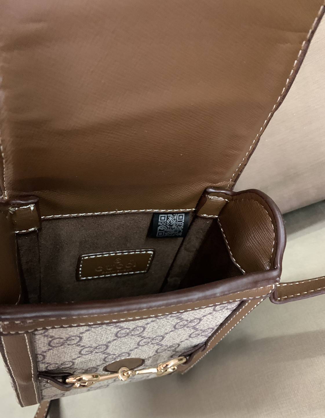 VIP GIFT 】หนังแท้ GUCCI Horsebit 1955 mini bag กระเป๋าสะพาย กระเป๋าใส่โทรศัพท์ งานแฟชั่นคลาสสิก ขอบหนังวัวแท้สีน้ำตาล อะไหล่สวย ดีไซต์สัญลักษณ์วงแหวนตามแบบฉบับ GUCCI มาพร้อมกล่องแบรนด์และสายสะพายยาวที่สามารถปรับระดับได้ พร้อมส่งให้สะพาย สวยๆ กันแล้ววันนี้