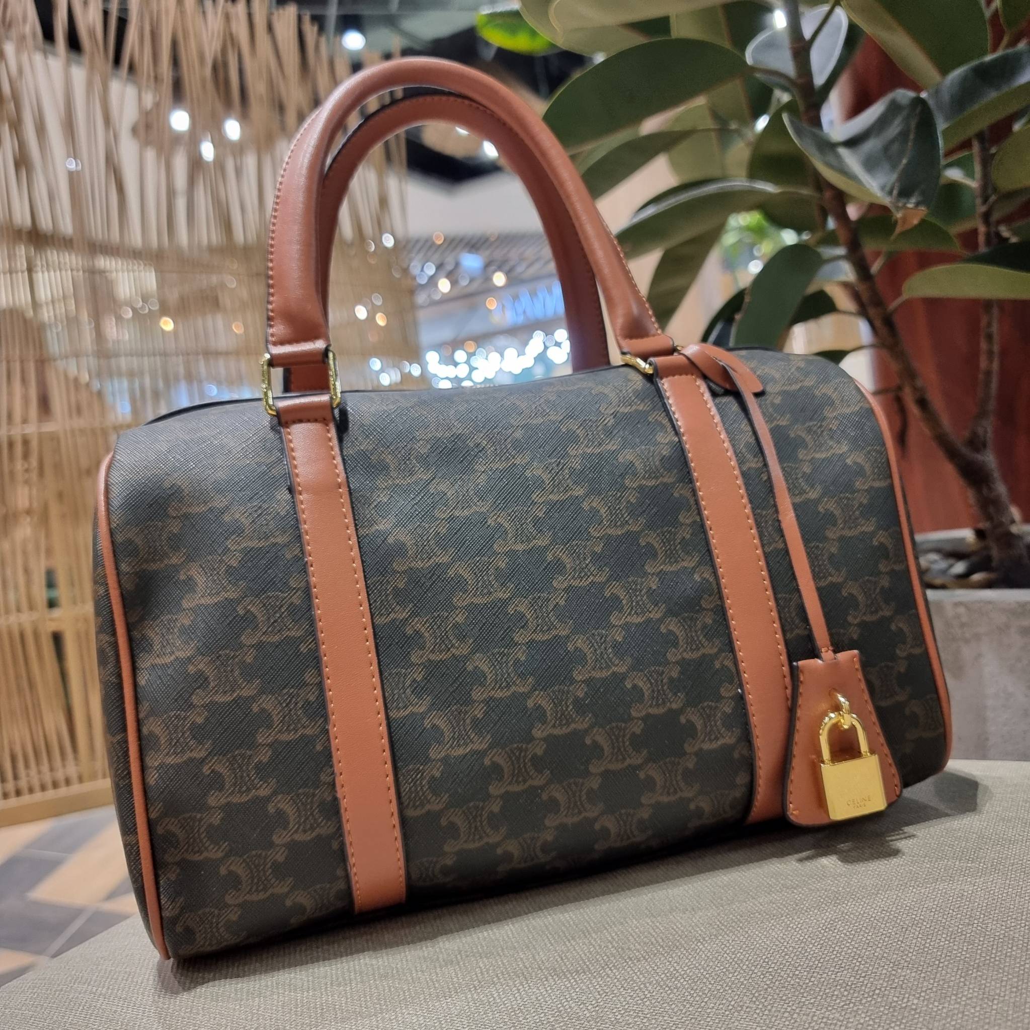 CELINE BOSTON BAG IN TRIOMPHE CANVAS AND CALFSKIN ยอดฮิตกับลวดลายเอกลักษณ์ สุดคลาสสิค กับกระเป๋ากึ่งเดินทาง ไซส์กำลังดี ที่สามารถใช้ได้ทั้งหนุ่มๆและสาวๆ วัสดุหนังแคนวาสตัดสลับหนังแท้ เปิด-ปิดด้วยซิป ใช้งานสะดวก และยังมีพวงหนังห้อยและแม่กุญแจล็อคซิปได้ มาพ