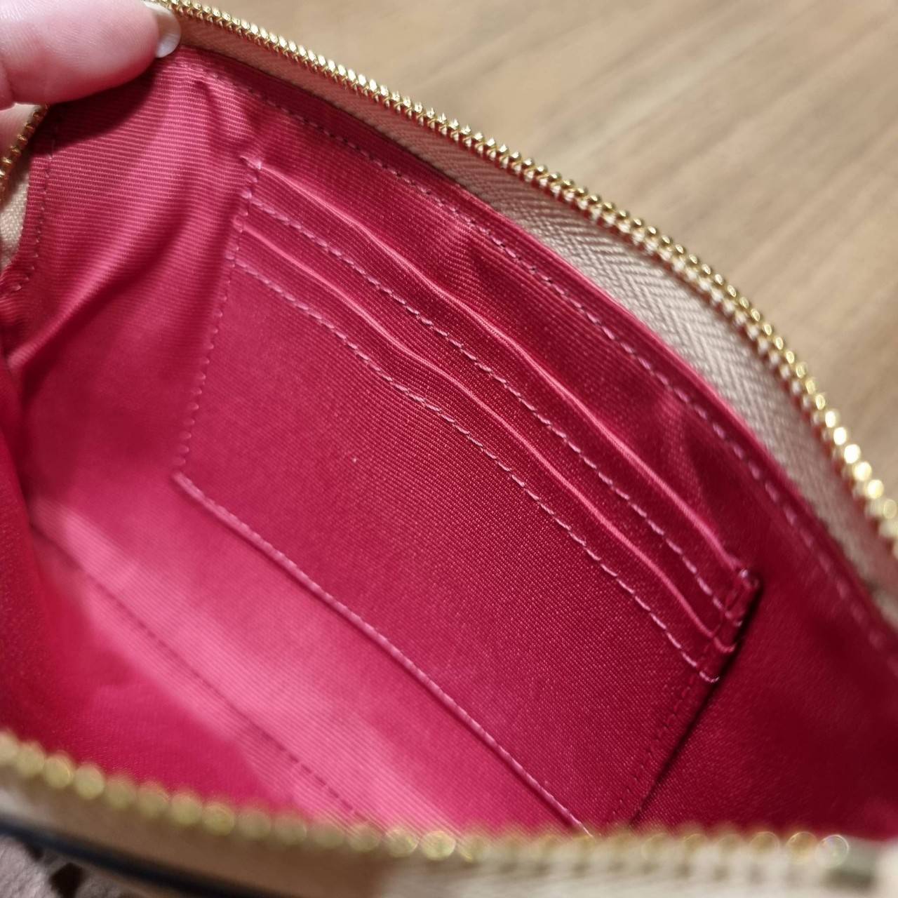 COACH 2972 CORNER ZIP WRISTLET IN SIGNATURE CANVAS WITH BUTTERFLY PRINT มาแล้วจ้า ไอเท็มสุดปัง!! ฮิตไม่เลิก!! พร้อมลวดลายสุดคิ้วท์ น่ารักน่าใช้ขึ้นไปอีก กระเป๋าคล้องมือ ขนาดเหมาะพกพา วัสดุหนังแคนวาส ภายในเป็นช่องโล่ง ใส่ธนบัตร หรือใส่บัตร ใส่เหรียญ ได้หมด