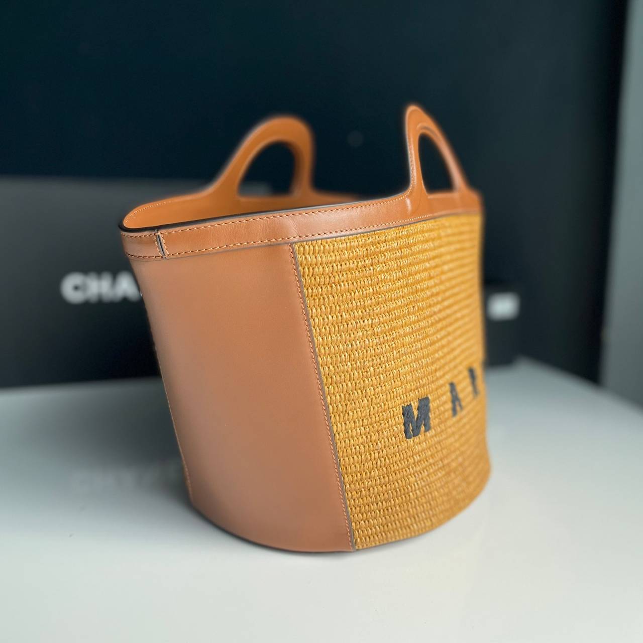 หนังแท้ MARNI TROPICALIA BUCKLE BAG / MARNI BUCKET SUMMER กระเป๋าทรงบัคเก็ต เป็นรุ่นที่หายากเย็นเหลือเกิน ใช้งานง่ายขนาดใหญ่จุของได้เยอะ พร้อมสายสะพายยาว ราคาดีมาก ทำจากหนังแท้เกรดออริจินอล เนื้องานละเอียดปราณีต ภาพสินค้าถ่ายจากงานขายจริง ใช้งานต่างประเทศ