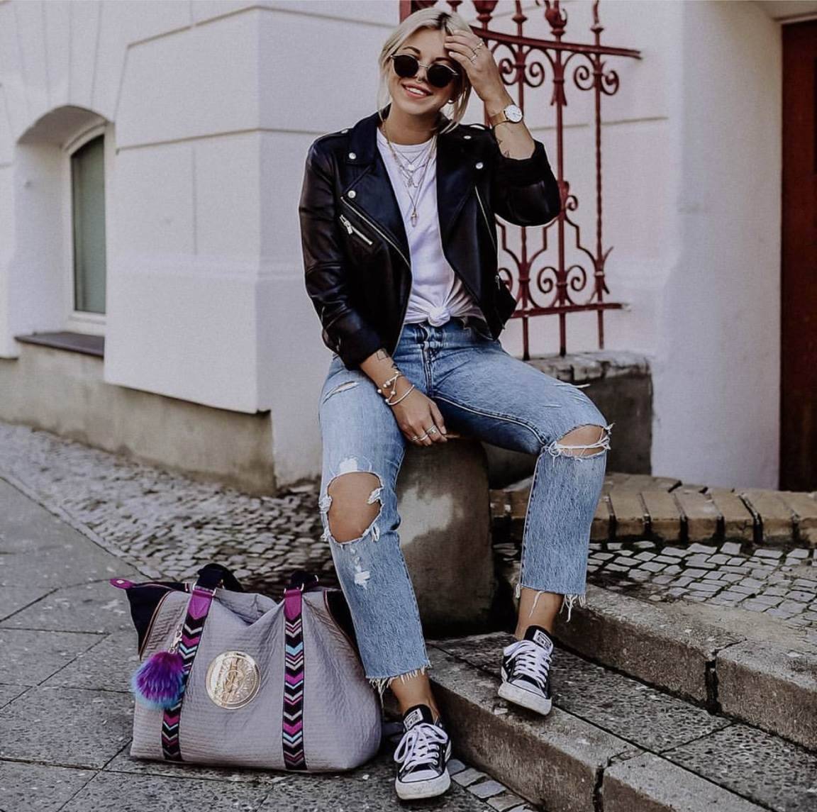 BEST SELLER! NEW! KIPLING ART TOTE BAG กระเป๋าถือหรือสะพายรุ่นใหม่ Special Limited Edition วัสดุ Nylon+Polyester 100% น้ำหนักเบาโดดเด่นที่สามารถรูดซิปมุมกระเป๋าเปลี่ยนทรงได้ไม่จำเจ มีหูหิ้วสะพายไหล่เเละสายยาว crossbody เลื่อนปรับระดับได้ มือจับหูหิ้วเป็นห