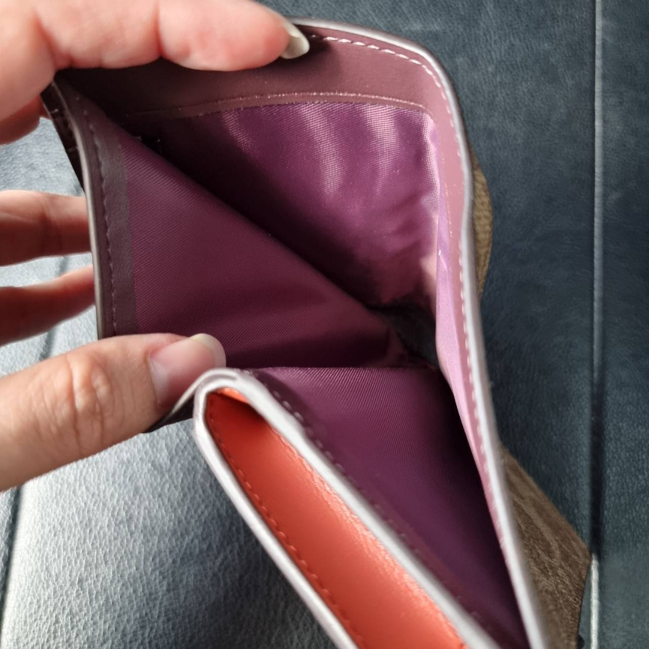 COACH F33034 MEDIUM CORNER ZIP WALLET IN COLORBLOCK SIGNATURE CANVAS กระเป๋าสตางค์ใบกลาง 👛 ขนาดกำลังเหมาะมือ วัสดุหนังแคนวาส ดูแลรักษาง่าย มีช่องใส่บัตรและธนบัตรครบ และช่องซิปแยกไว้ใส่เหรียญ สวยคลาคสิคแบบนี้เหมาะส่งต่อเป็นของขวัญที่สุดจ้า