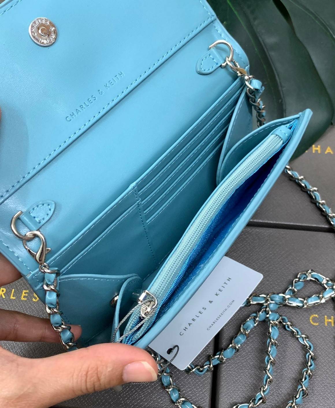 CHARLES & KEITH BAG กลับมาอีกครั้ง รุ่นขายดีค่ะ...กระเป๋าสตางค์มีสายสำหรับสะพายข้างหรือแบบครอสบอดี้ร์ได้ค่ะ วัสดุหนังเรียบ ด้านหน้ามีอะไหล่โลโก้แบรนด์ เปิดปิดกระเป๋าแบบกระดุมแม่เหล็ก ภายในมีช่องใส่ธนบัตร สามารถใส่แบงค์พันได้ค่ะ มีช่องใส่บัตรต่างๆ ช่องซิปส