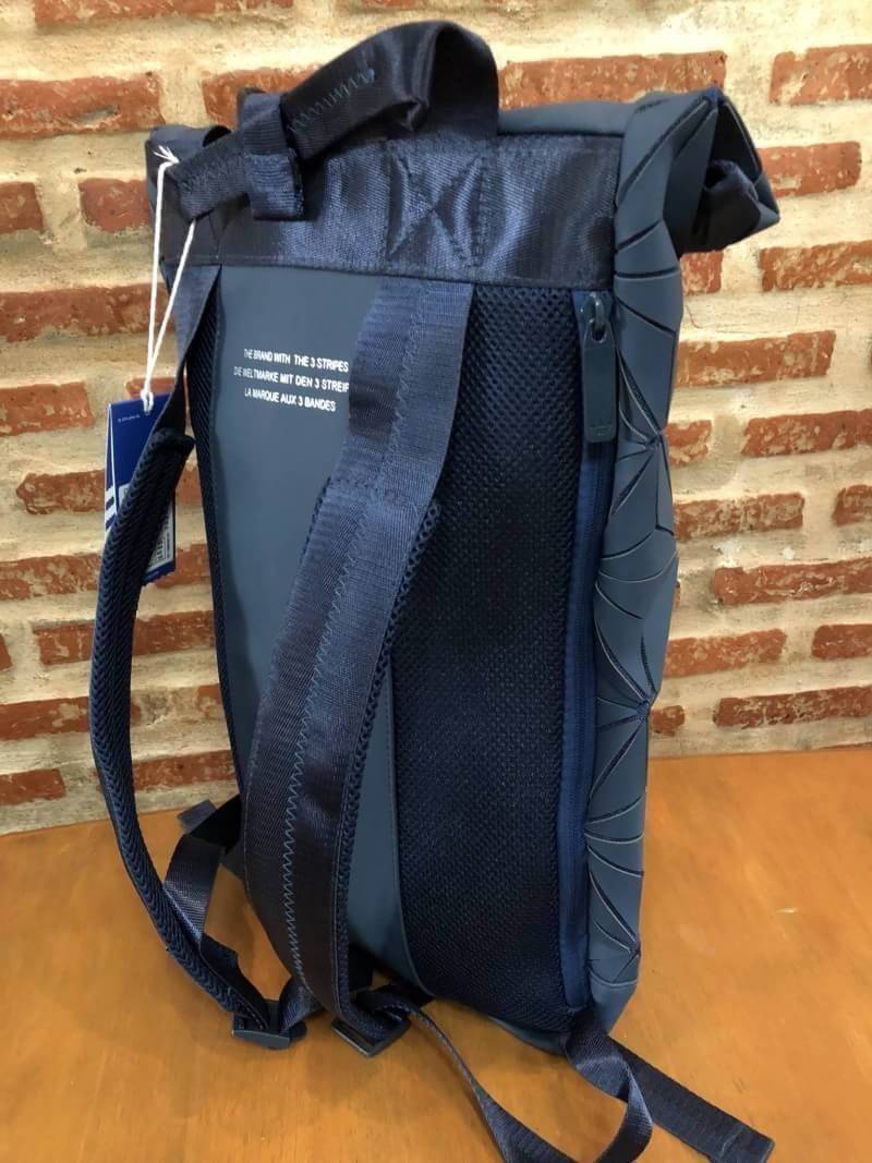Adidas 3D Roll Top Backpack กระเป๋าเป้ Unisex ดีไซน์สุดฮิตสไตล์ ISSEY MIYAKE ใช้ได้ทั้งชายและหญิง เปิดปิดแบบ Roll Top ด้านหน้ามีโลโก้ ด้านหลังมี1ช่องซิป หัวซิปตีแบรนด์2ฝั่งตามคอลเลคชั่นY2018สวยดูดีใบใหญ่กำลังดีน้ำหนักเบา ภายในกว้างและจุ มีโลโก้ ช่องซิปช่อ