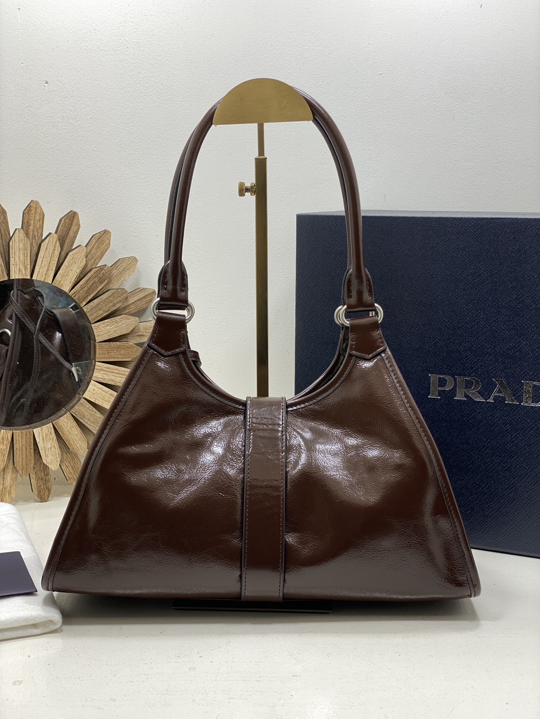 TOP ORI หนังแท้ | เกรดดีสุด PRADA Medium leather tote bag / pradahobo กระเป๋าสะพายทรงโฮโบ คลาสสิคหนังเงาสวยหรูดูแพง ใบใหญ่กำลังดี ดีไซน์ใหม่ล่าสุด ภายในโล่งกว้าง จุของได้สบายๆ
