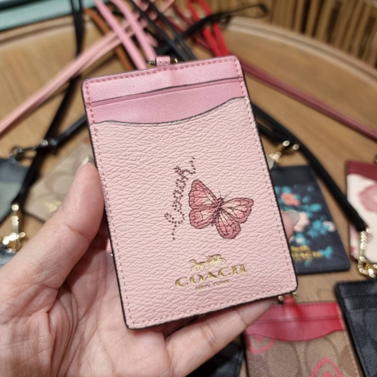 COACH C3305 ID LANYARD IN COLORBLOCK SIGNATURE CANVAS ง่ายๆแบบไม่ธรรมดา!! คลาสสิคแต่มีดีเทลโดดเด่น!! กระเป๋าถนอมบัตร พร้อมสายคล้องคอ ดีไซน์ลวดลายสวย ดูดีทุกแบบ ใช้งานง่าย พกพาสะดวก จะใส่บัตรพนักงาน บัตรเครดิต บัตรปชช. ใบขับขี่ และบัตรอื่นๆที่อยากจะใส่!! ต