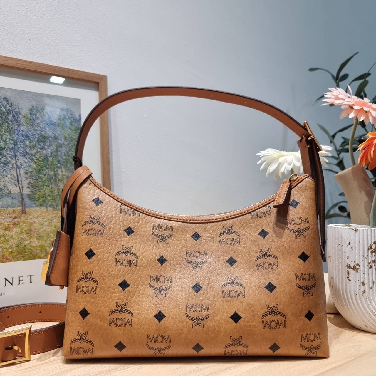 พร้อมส่ง 3 สี M.C.M AREN HOBO IN VISETOS กระเป๋าสะพายทรงโฮโบ ทรงสวยมาก เกรดท็อปออริ สลับแท้ 1:1 เกรดดีสุด ใช้ต่างประเทศได้ ขนาดกำลังดี จุของได้เยอะ ใช้งานสะดวกด้วยการรูดซิป พิเศษแถมพวงหนังและชุดกุญแจล็อคมาให้ด้วย