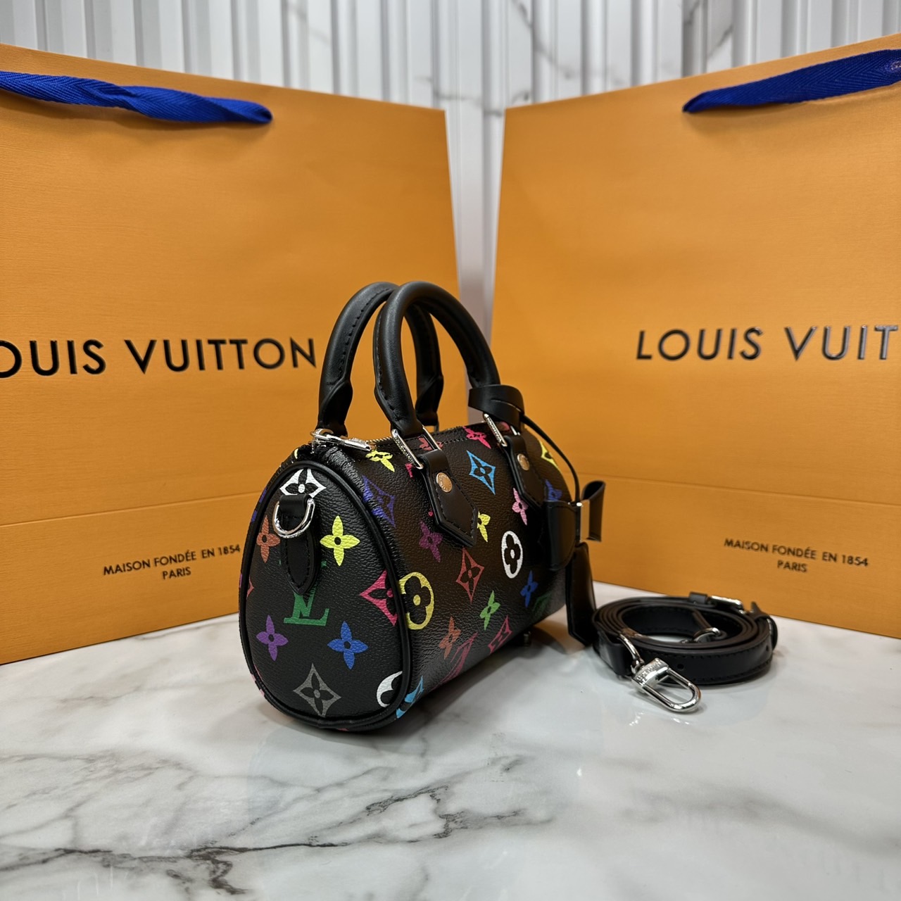 ORI | LV x TM Nano Speedy Bag Murakami กระเป๋าสะพายสปีดี้นาโนไซส์เล็ก เผยความมีชีวิตชีวาปรับดีไซน์โทนสีสดใส สวยเรียบหรู ผู้ดี แต่งแต้มดีเทลจากคอลเลคชั่น LV x Murakami คอมพลีตลุคด้วยที่ห้อยกุญแจรูปโบว์สุดเอ็กซ์คลูซีฟ