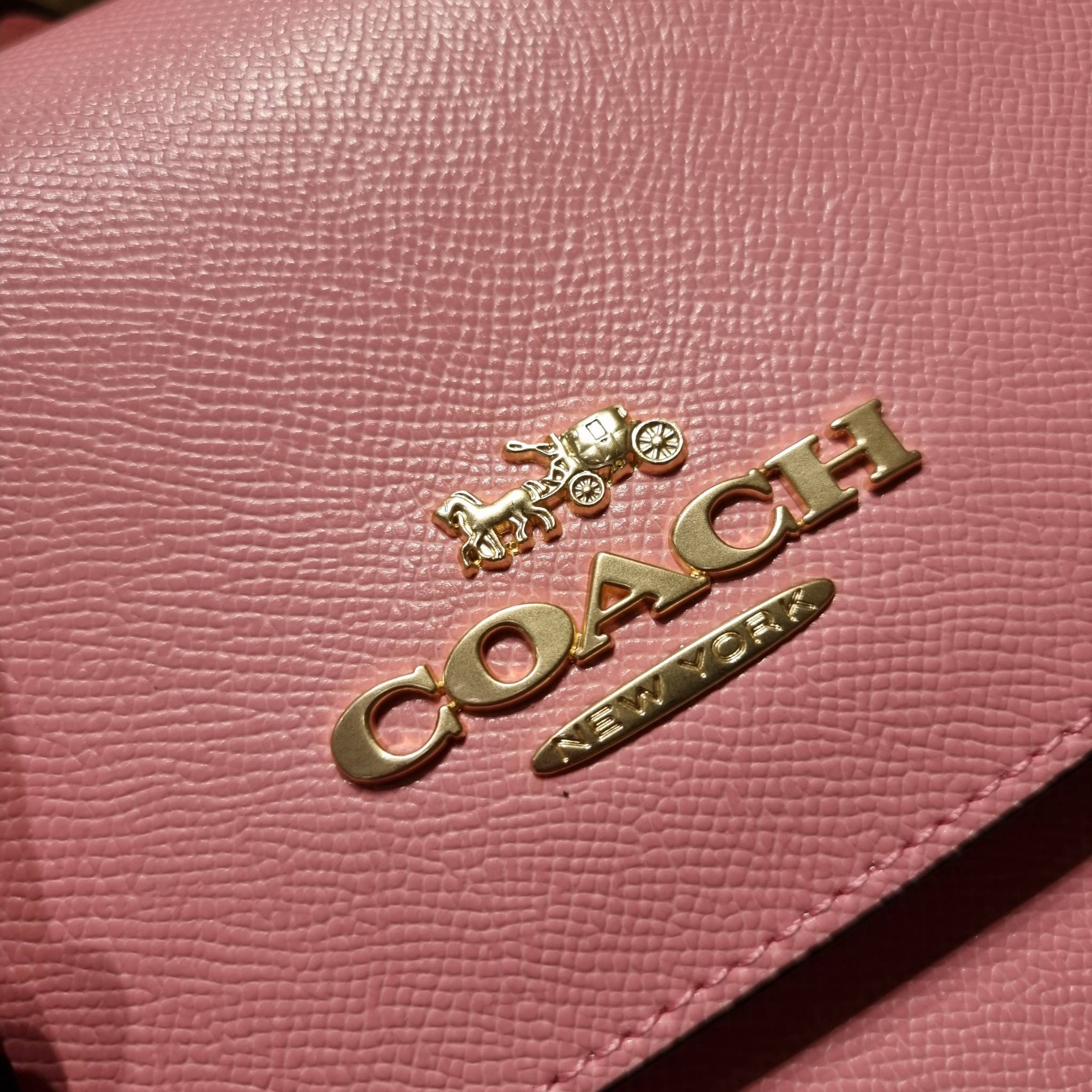 COACH C5632 BRYNN FLAP CROSSBODY แซ่บที่สุด ใหม่ที่สุด!! คอลเลคชั่นใหม่!! มองยังไงก็หลงรักละสายตาไม่ไหว กระเป๋าสะพายข้างลุคไฮน์ ที่ดีไซน์ออกมาได้ปัง และดูแพงมากๆ ด้วยดีเทลคลาสสิค รูปทรงใช้งานง่าย เรียบๆแต่มีดีเทล วัสดุหนัง crossgrain สวยคม!!! เปิด-ปิดด้วย