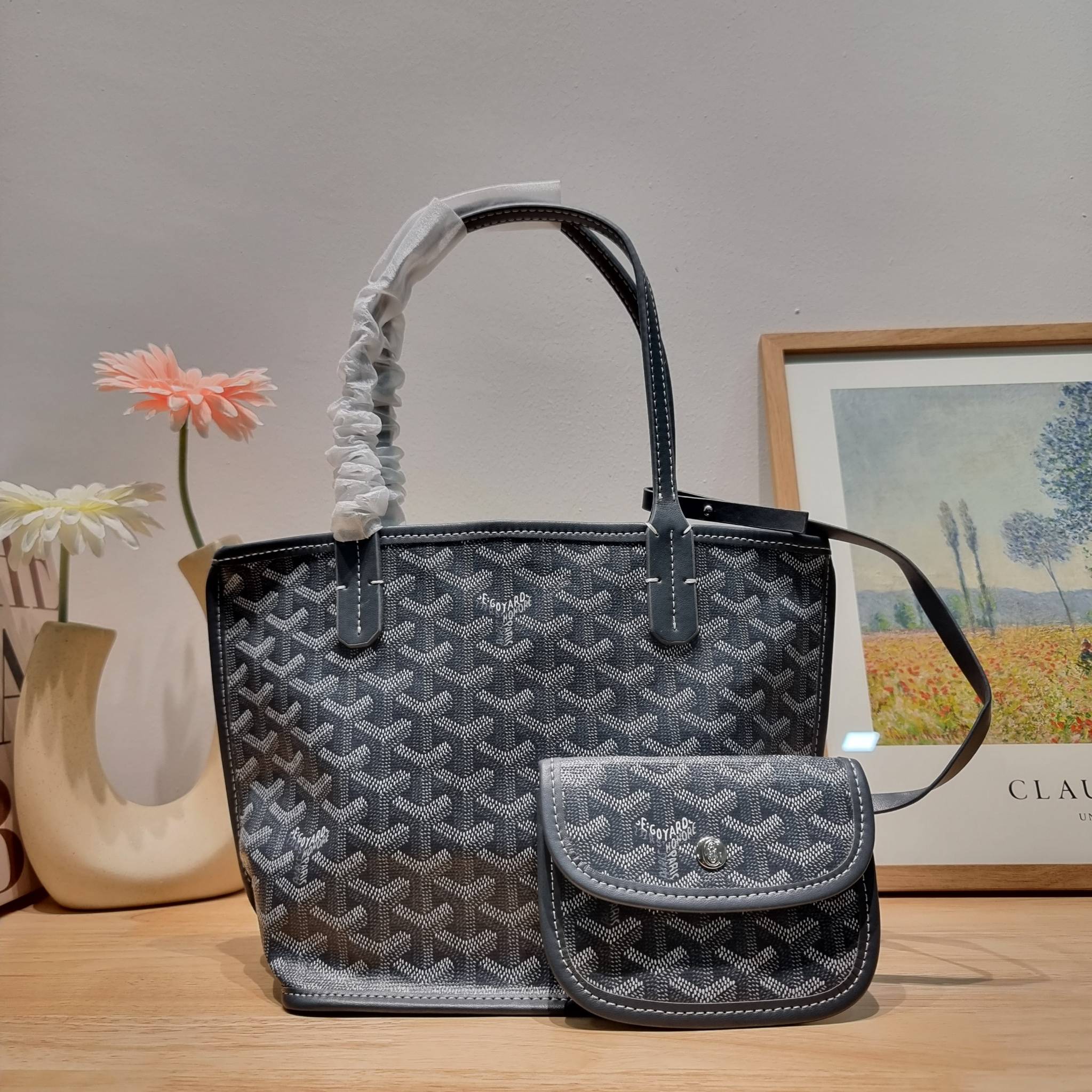 GOYARD MINI ANJOU REVERSIBLE TOTE ฮอตไอเท็ม กับกระเป๋าสะพายทรงโท้ท ไซส์มินิ กะทัดรัดมาก มาครบสีขายดี เลิศทุกสี รูปทรงคลาสสิค ดีไซน์เป็นเอกลักษณ์ ใช้งานได้หลากหลาย สามารถกลับด้านใช้ได้แบบไม่มีเบื่อ