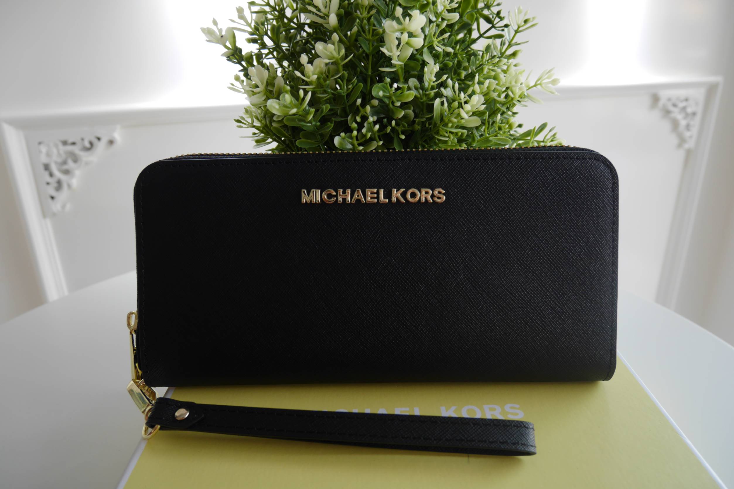 Best seller! งานขายดี รุ่นใหม่คะ Michael kors saffiano Wallet กระเป๋าสตางค์ใบยาว หนัง Saffiano ซิปรอบ สวยหรู มาก อะไหล่ปั้มโลโก้แบรนด์ ด้านในมีช่องใส่บัตร เยอะม้ากกก อีกด้านมีช่องแบงค์+ซิปใส่เหรียญ จุของได้เยอะจริงๆคะ ใส่ iphone 6+ ได้ สวยหรูดูดี อุปกรณ์ค