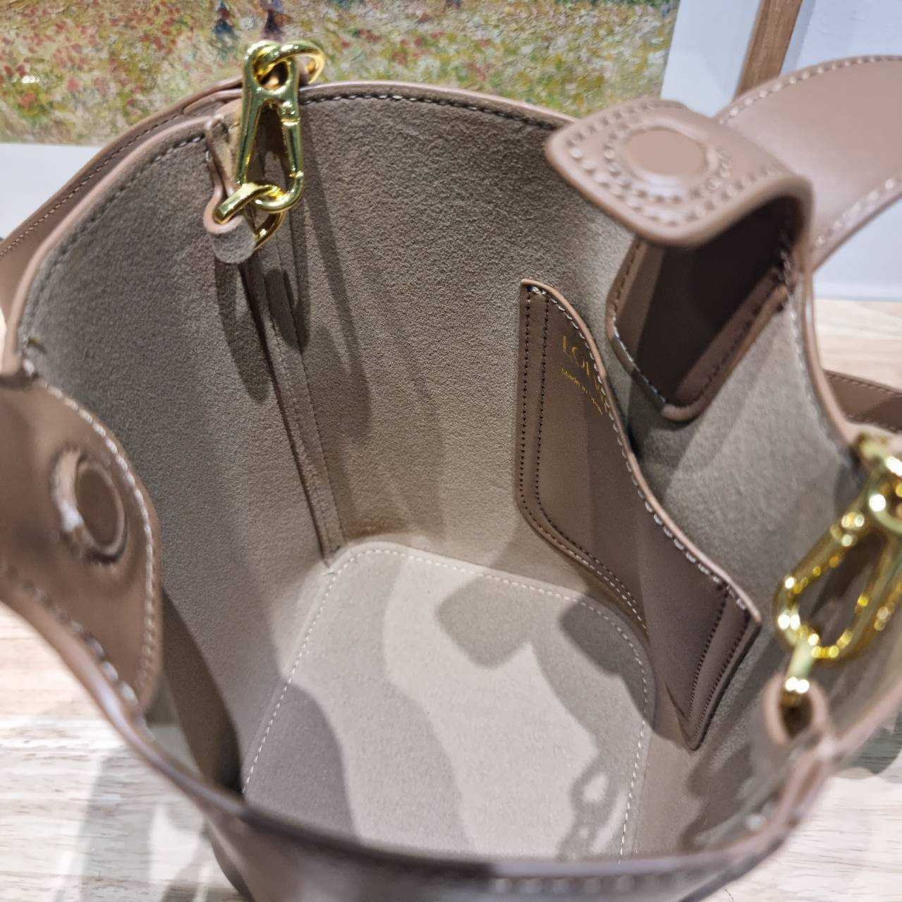 LOEWE MINI PEPBLE BUCKET IN MELLOW กระเป๋าทรงบัคเก็ต รูปทรงสวยใช้งานง่าย กิมมิคหรูหราสุดๆ เกรดออริ