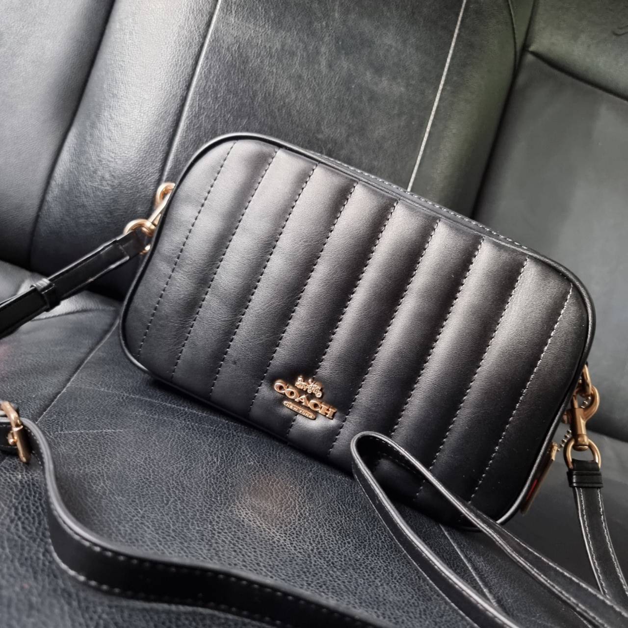 COACH C1569 JES CROSSBODY WITH LINEAR QUILTING ใหม่ล่าสุด!! กระเป๋าสะพายข้าง รุ่น 2 ซิป ใบใหญ่จุใจ ดีไซน์ใหม่ เพิ่มลูกเล่นให้ดูหรูหรายิ่งขึ้น วัสดุหนังสังเคราะห์บุเป็นลายเส้นสวยงาม เปิด-ปิดด้วยซิป 2 ช่องหลัก ใช้งานง่าย ทรงสวยมากๆรุ่นนี้ มาพร้อมสายสะพาย cr