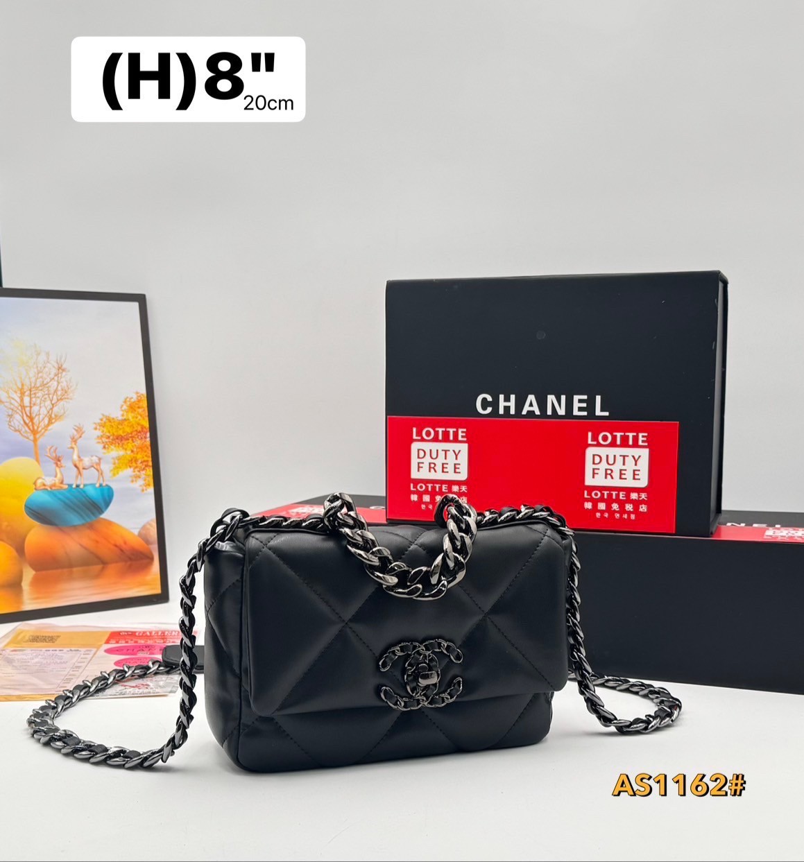 CHANEL 19 Handbag Flap Bag กระเป๋าสะพายรุ่นในตำนานที่เป็นลูกรักของสาวๆ ไปแล้ว คลาสสิกที่สุด ให้ลุคลูกคุณมั๊กมากกก งานหนังเรียบสวย หนังมีกลิ่นหอมฟุ้งตั้งแต่เปิดกล่อง หรูหราแบบไม่ต้องพูดเยอะ