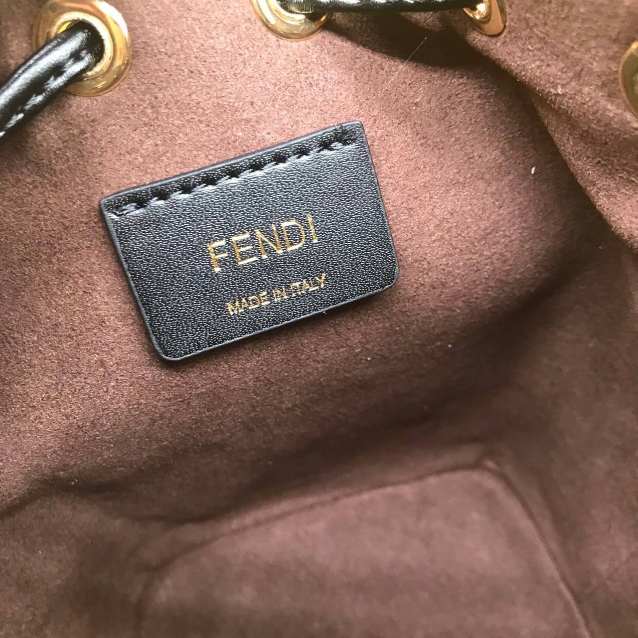 หนังแท้ 】Ori Fendi MonTresor mini Bucket Bag กระเป๋าถือหรือสะพายข้าง วัสดุหนังแท้ทรงขนมจีบ ลายแบรนด์ อะไหล่ทองหรูหรา จุของได้เยอะ น้ำหนักเบา ตั้งอยู่ทรง ด้านในโล่ง มี2สาย สายสั้น+ยาว ถอดสายได้ Crossbody ได้ สายยาวปรับระดับได้ คุ้มสุดๆ ใบนี้ไม่ควรพลาดค่ะ ด