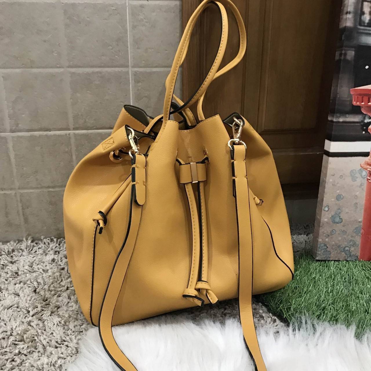 Zara bucket bag crossbody ใหม่ล่าสุดจากแบรนด์ Zara กระเป๋าสะพายทรง bucket สีสด หนังนุ่มมากกกก เนื้อดี สามารถสะพายได้ 2 แบบค่ะ แบบแรก shoulder bag ขนาดพอดีไหล่ และแบบที่สอง กระเป๋าสายยาวสามารถสะพายไหล่หรือ cross body ก็ได้ มีสายสะพายยาวมาให้สามารถถอดออกได้