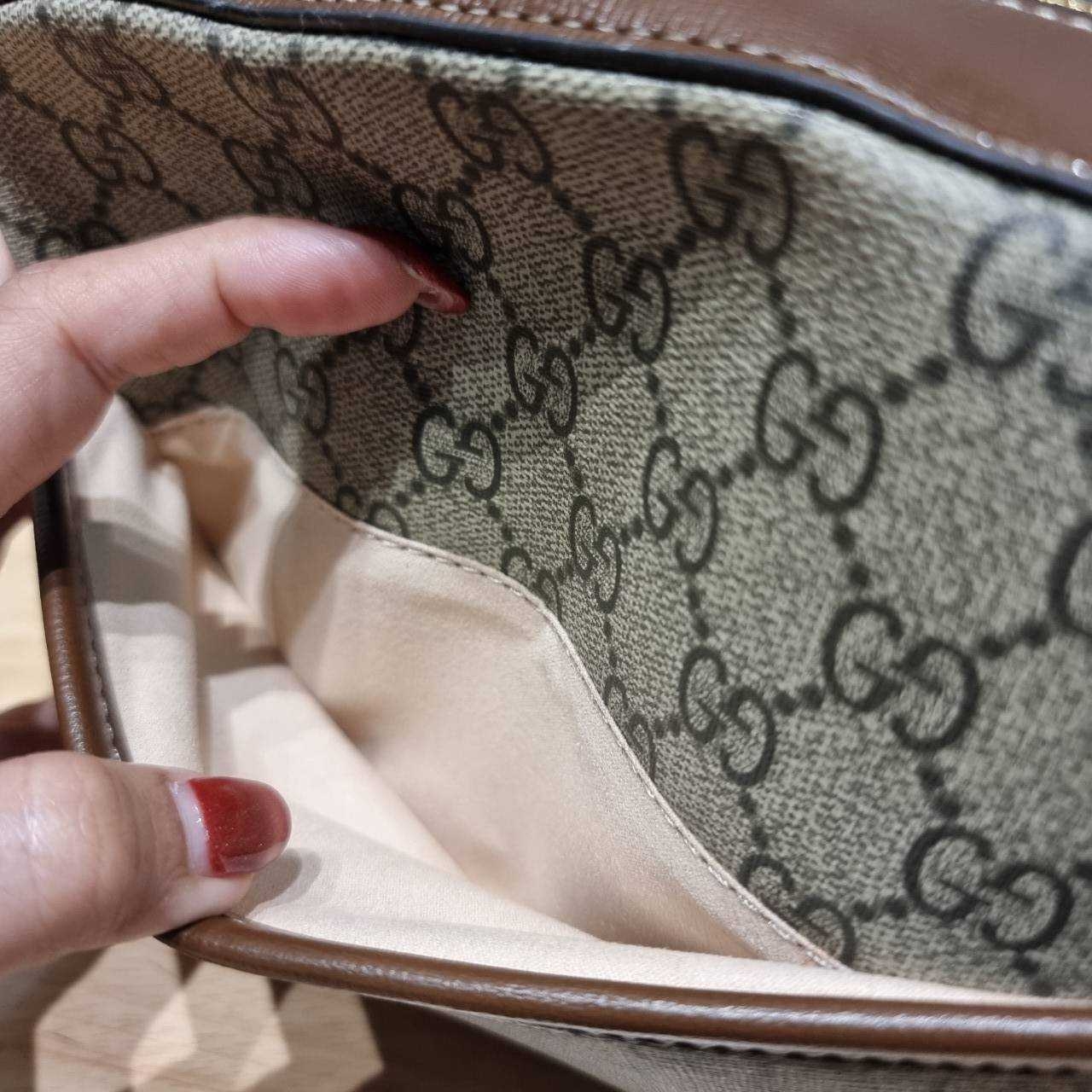 GG HORSEBIT 1955 SMALL SHOULDER BAG ที่สุดของความคลาสสิค กับกระเป๋าสะพายทรง camera ที่ใช้งานง่ายและคล่องตัว โดดเด่นด้วยอะไหล่โลโก้วินเทจเอกลักษณ์