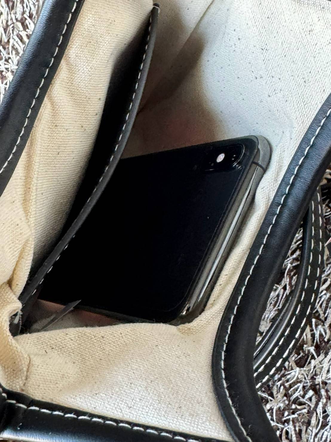 MIU MIU IVY leather handbag / Miu Miu ivy mini tote กระเป๋าสไตล์คลาสสิก มาในดีไซน์เรียบแต่โก้ ให้ลุคที่ดูเท่มั่นใจ สามารถถือและสะพายได้ จุดเด่น ที่โลโก้หนังตัวนูน ที่เสริมให้กระเป๋าดูแฟชั่นและทันสมัย