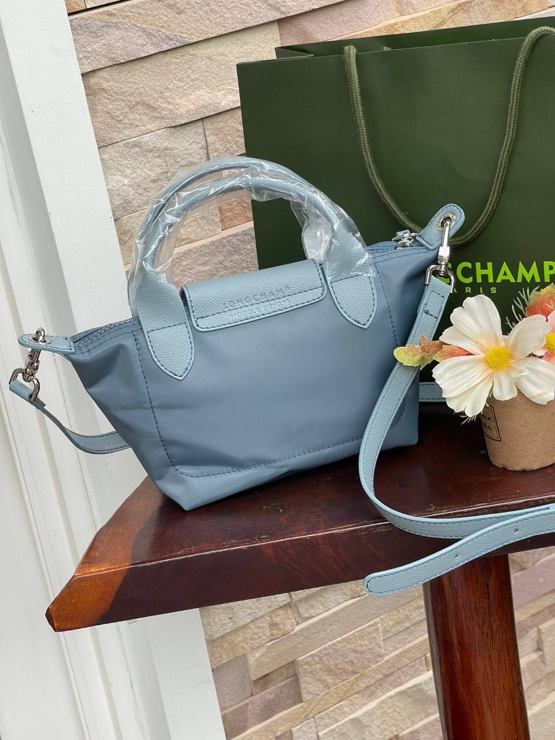 LONGCHAMP LE PLIAGE NÉO TOP HANDLE BAG XS คอลเลคชั่นสุดพิเศษจากลองฌอมป์ มีดีไซน์ที่เรียบหรูและคลาสสิก แฝงด้วยลูกเล่นแบบเฟมินีน แถมยังมีน้ำหนักเบาอย่างไม่น่าเชื่อ มาพร้อมกับหูจับกระเป๋าคู่และฝาปิดแบบกระดุม กระเป๋าถือใบนี้สามารถใช้ถือแบบทั่วไป มีสายสะพายถอด