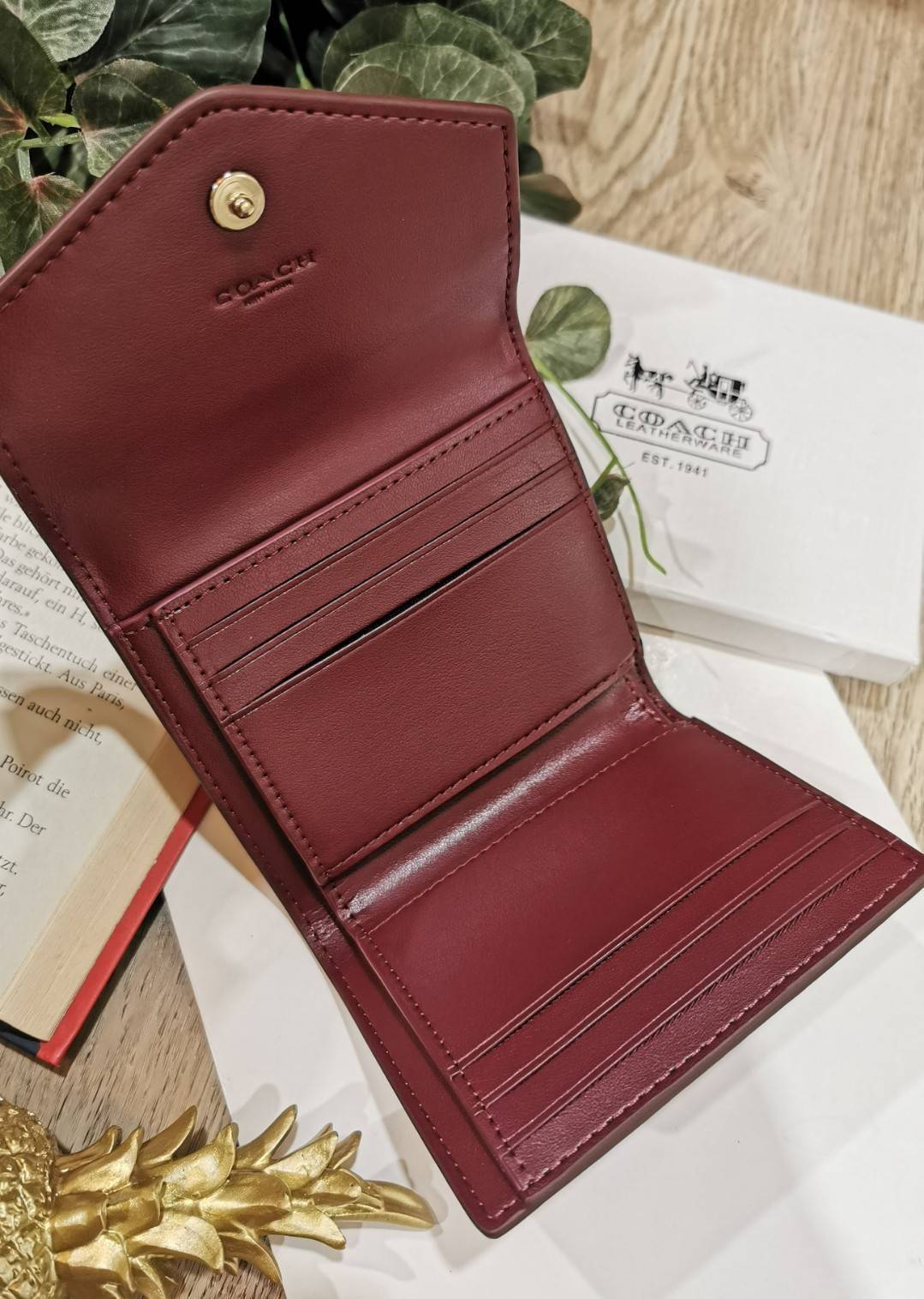 COACH FACTORY SHORT WALLET กระเป๋าสตางค์รุ่นใหม่ล่าสุดจาก Coach Factory Outlet ขนาดกำลังดี พกพาสะดวก ดีไซน์สวยน่าใช้ วัสดุหนังแท้เปิดปิดด้วยฝาปิด Envelop กระดุมด้านหน้ามีโลโก้แบรนด์ด้านหลังมีช่องซิปใส่เหรียญ หัวซิปแบรนด์ ภายในมีช่องใส่ธนบัตรใส่แบงก์พันได้