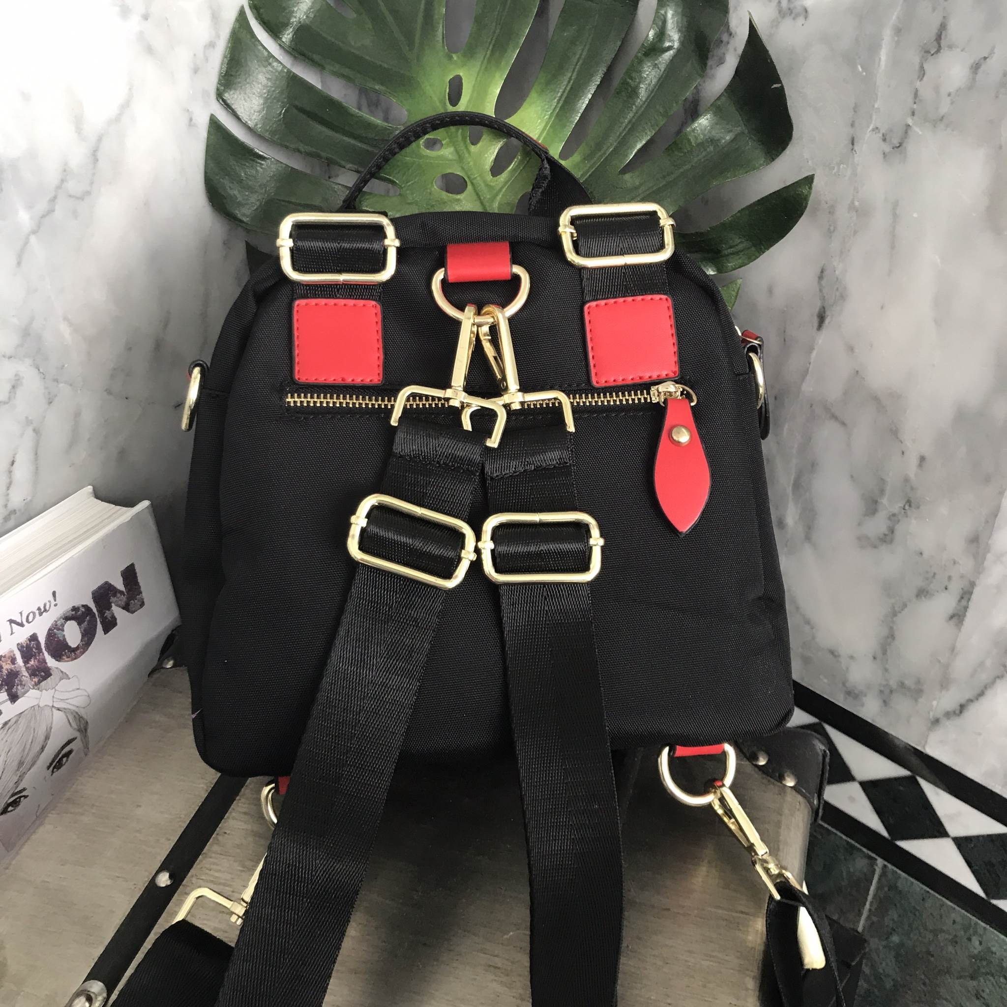 New arrival • KEEP Allday BAG • กระเป๋าถือ/สะพายได้หลากหลายการใช้งานคะ 👑กระเป๋าสวยๆ ปรับการใช้งานได้หลากหลายรูปแบบ ใบนี้ ร้านแนะนำเลยคะ ตัวกระเป๋าเป็นผ้า Canvasเนื้อหนา ขนาดกำลังดี มีช่องซิปไว้แบ่งเก็บของได้หลายช่อง ด้านหน้า 4 ด้านหลัง 1 มีสายให้ 