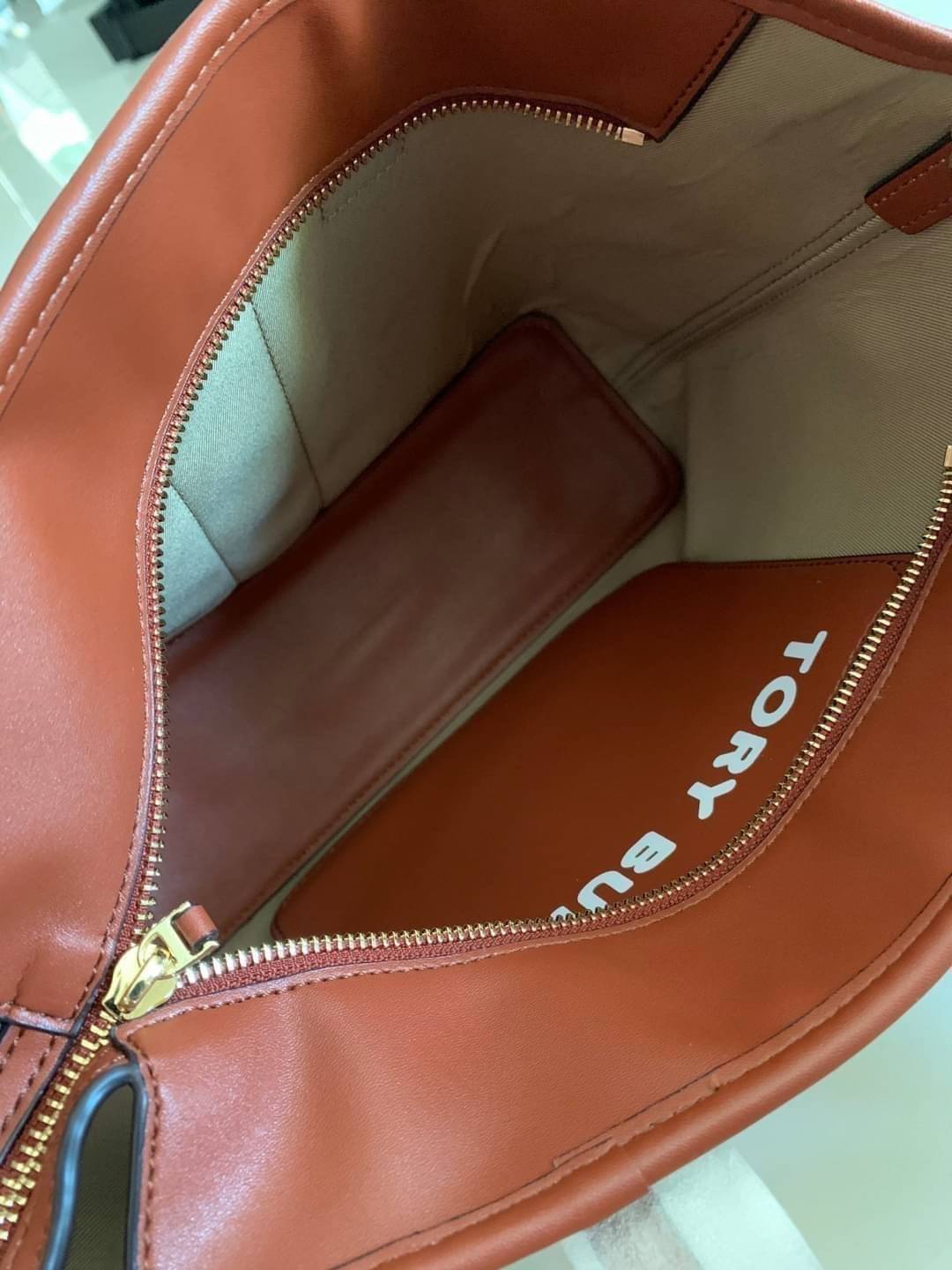 ของแท้ 💯% Tory Burch Gemini Link Canvas Small Tote กระเป๋าสุดปังจากทอรี่ เบริช์(Tory Burch) อย่างเจมิไนลิงค์ ในทรง tote bag ซึ่งผลิตจากผ้าใบเคลือบผิวด้าน มีเอกลักษณ์โดดเด่นที่ลายทางตรงกลาง