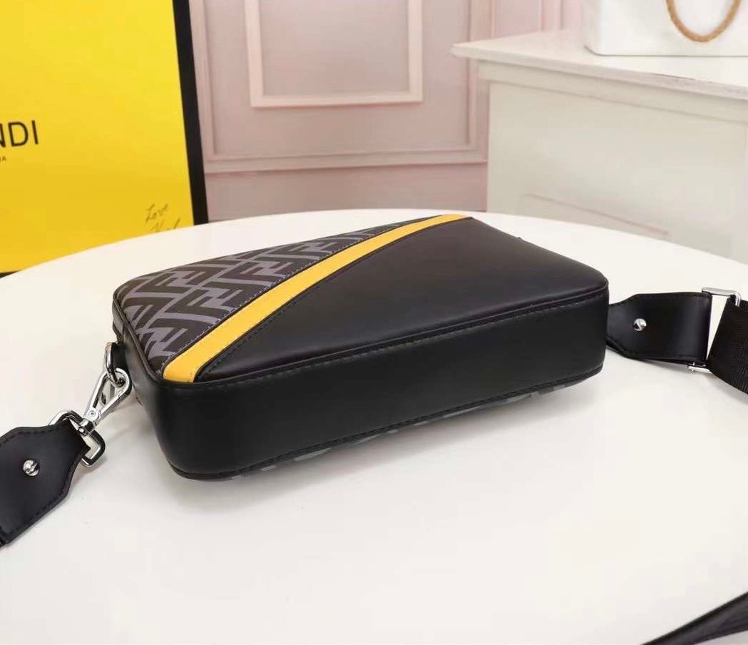 FENDI Ff-Print Coated-Canvas And Leather Cross-Body Bag เกรดออริจินอล FENDI Messenger Bag กระเป๋าสะพายข้าง ให้หนุ่มๆได้ตัวตึงกันไปเลยจ้า กับกระเป๋าสะพายทรงแมสเซ็นเจอร์ รุ่นหายาก ดีไซน์เรียบหรู สะดวกใช้ที่สุด ภายในโล่งกว้าง สายสะพายถอดได้ ปรับใช้ตามสะดวก ใ