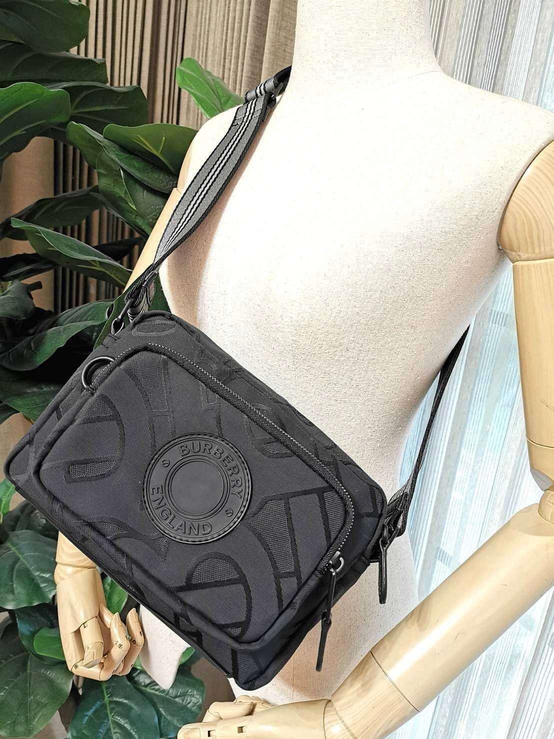 BURBERRY FRAGRANCES MONOGRAM CROSSBODY BAG VIP GIFT WITH PURCHASE (GWP) พรีเมี่ยมกิ๊ฟ Limited จากน้ำหอม BURBERRY 100% POLYAMIDE (Nylon & Canvas) ลาย Monogram น้ำหนักเบา มีโลโก้ด้านหน้าเปิดปิดด้วยซิปหัวซิปแบรนด์ ด้านหน้ามีช่องซิป ด้านหลังมีช่องใส่ของ ภายใน