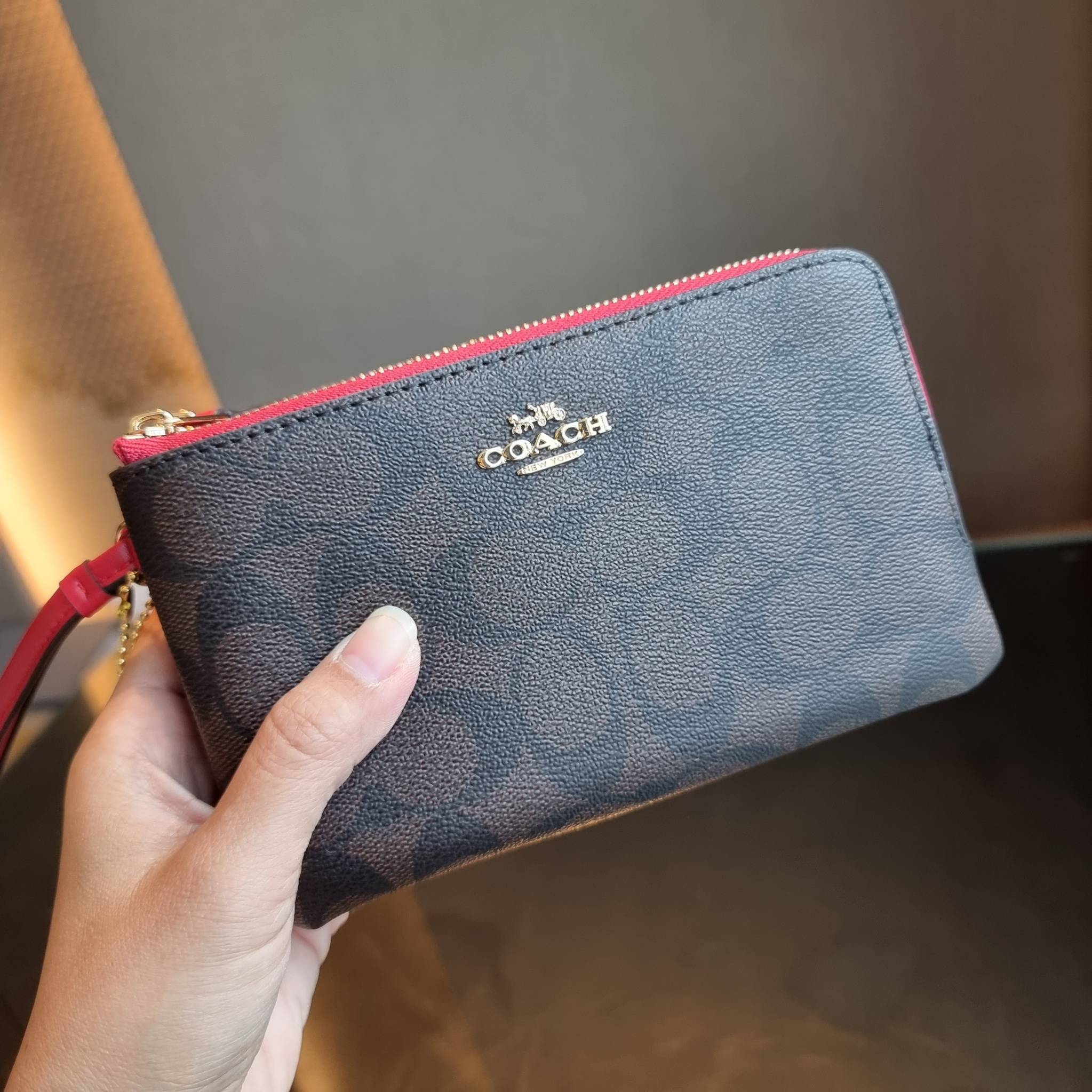 COACH F87591 DOUBLE CORNER ZIP WALLET IN SIGNATURE COATED CANVAS คล้องมือรุ่น 2 ซิป!! มาแล้วจ้า 🌟🤗 ไซส์นี้คือเหมาะมือจริงๆ พกง่ายเช่นเคย ไม่ต้องกังวลว่าจะเกะกะหรือกินพื้นที่กระเป๋าหลัก วัสดุหนังแคนวาสเคลือบลาย มีช่องหลักแยก 2 ช่อง ภายในบุผ